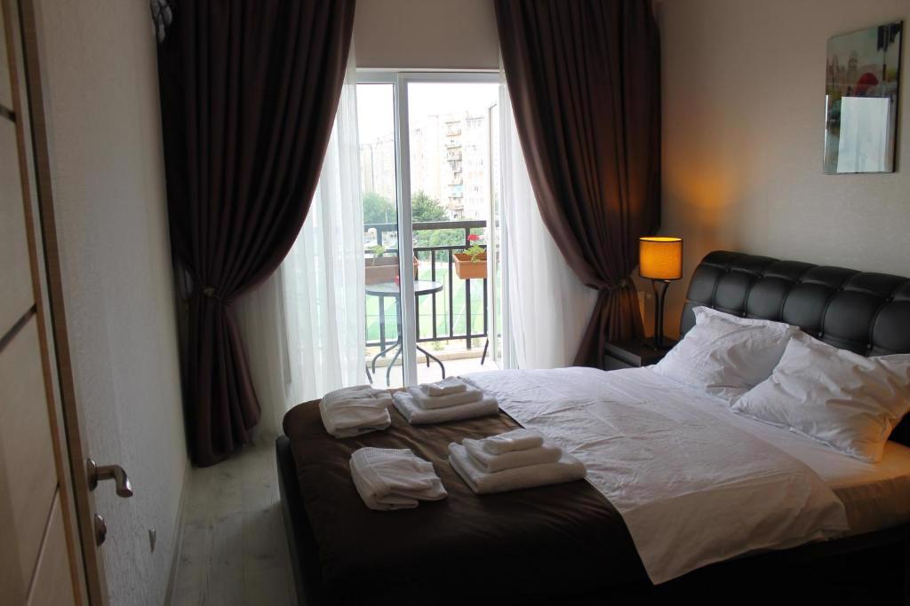 System.Collections.Generic.List`1[BluePillow.Application.SearchEngine.Dto.PhotoDto]?.ElementAt(1)?.Caption