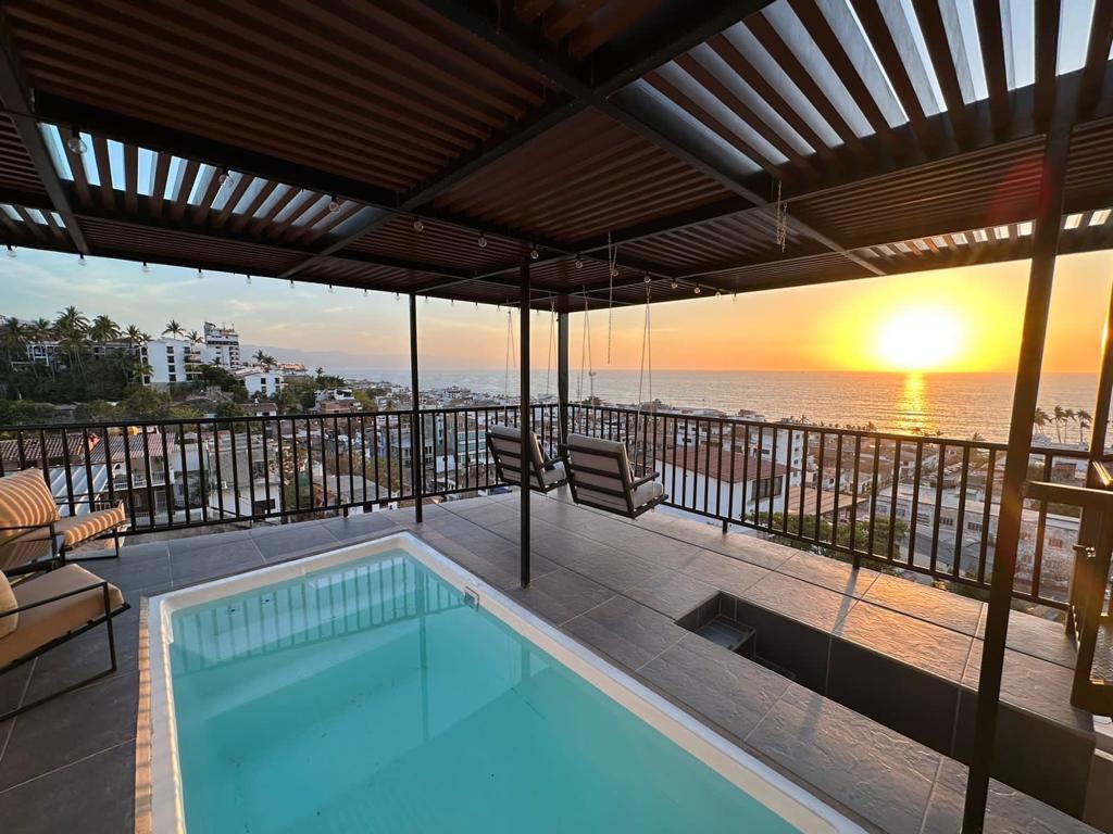 System.Collections.Generic.List`1[BluePillow.Application.SearchEngine.Dto.PhotoDto]?.ElementAt(0)?.Caption