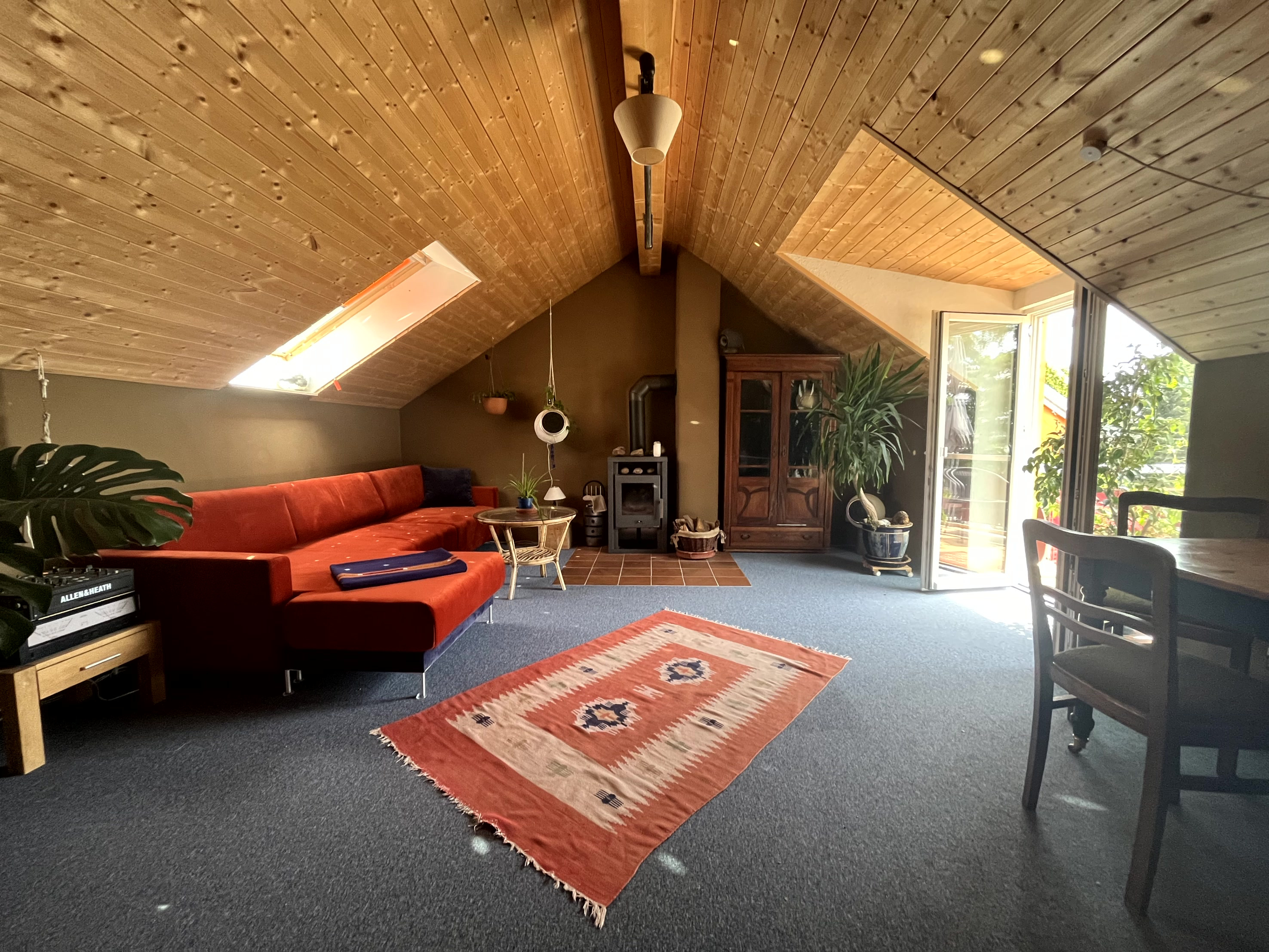 System.Collections.Generic.List`1[BluePillow.Application.SearchEngine.Dto.PhotoDto]?.ElementAt(1)?.Caption