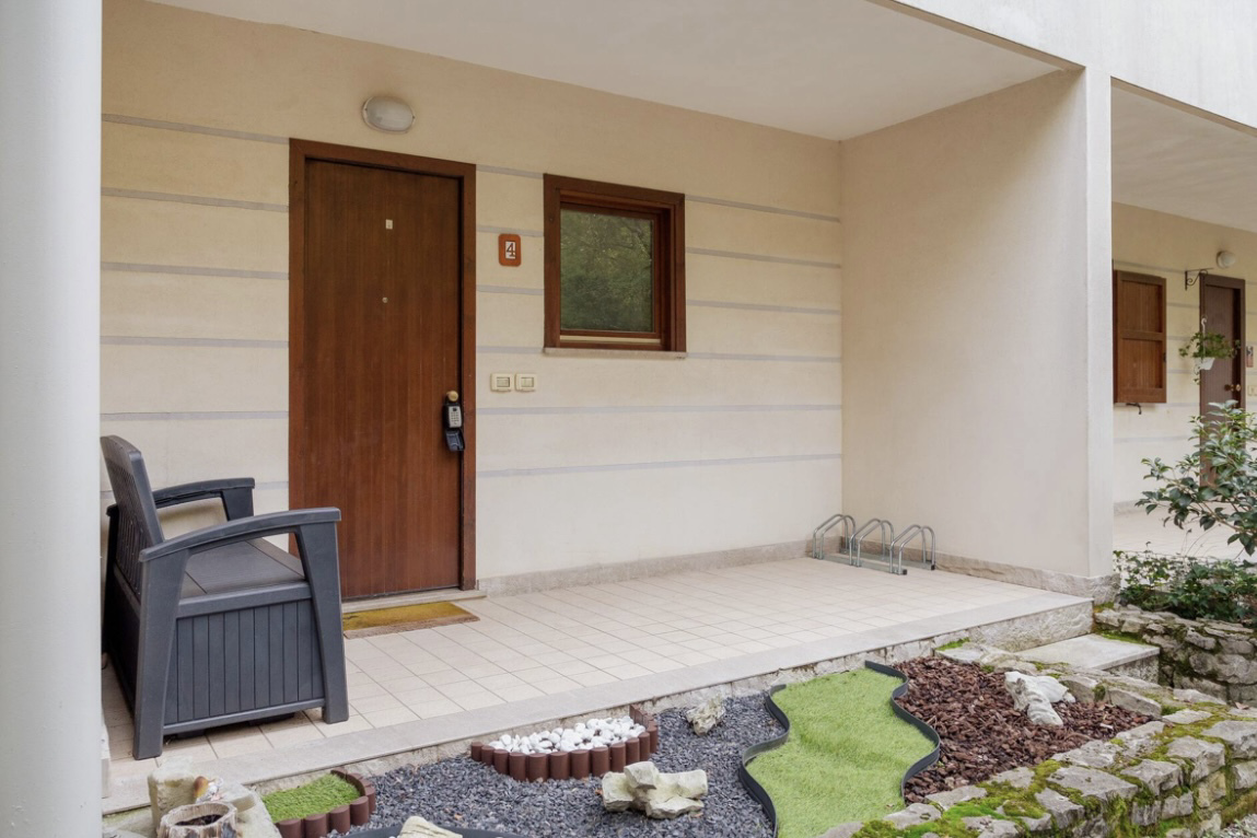 System.Collections.Generic.List`1[BluePillow.Application.SearchEngine.Dto.PhotoDto]?.ElementAt(1)?.Caption