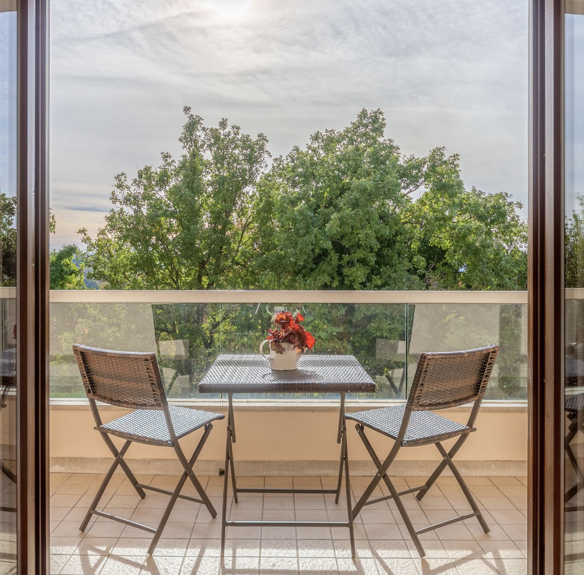 System.Collections.Generic.List`1[BluePillow.Application.SearchEngine.Dto.PhotoDto]?.ElementAt(0)?.Caption