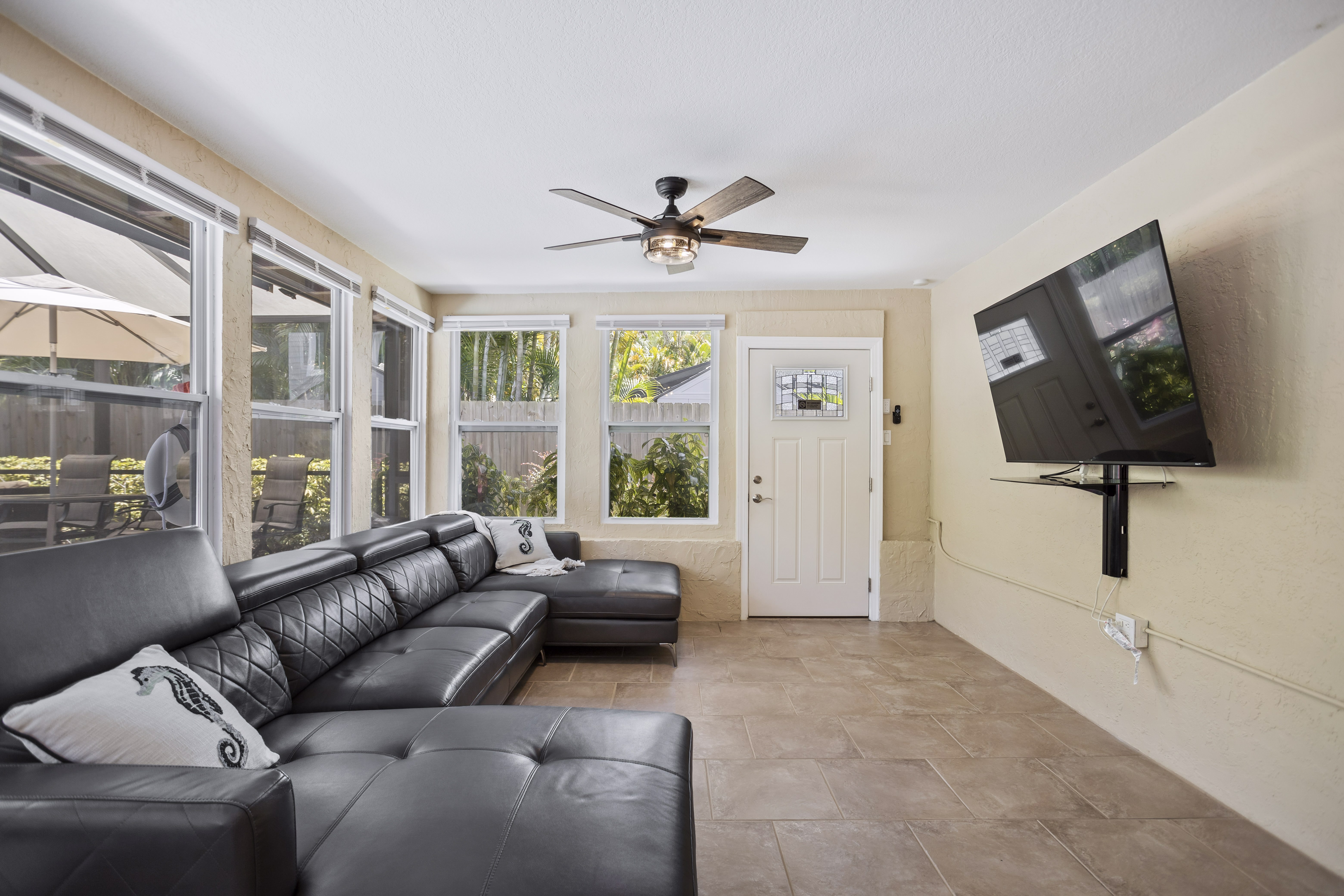 System.Collections.Generic.List`1[BluePillow.Application.SearchEngine.Dto.PhotoDto]?.ElementAt(3)?.Caption