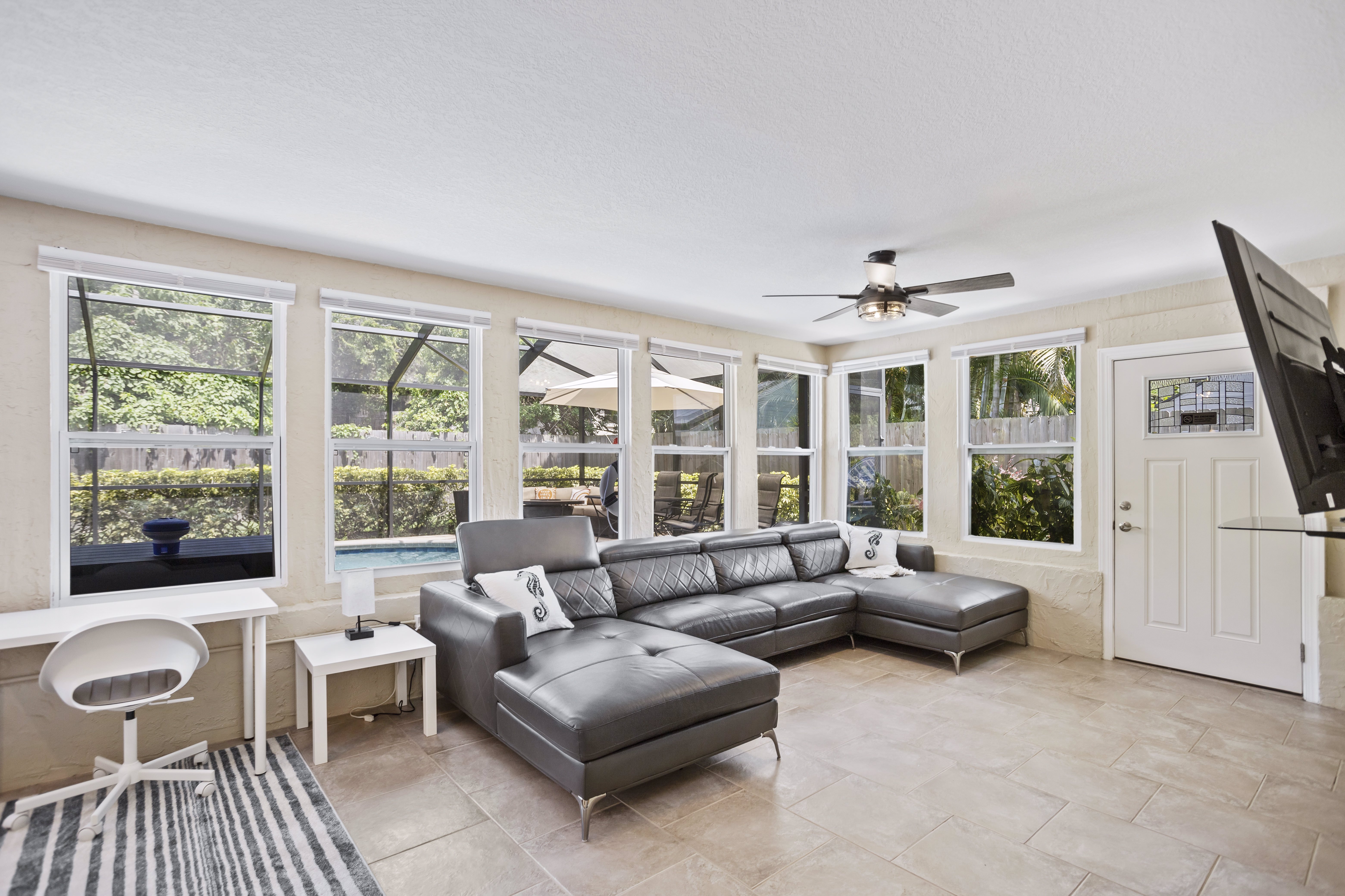 System.Collections.Generic.List`1[BluePillow.Application.SearchEngine.Dto.PhotoDto]?.ElementAt(1)?.Caption