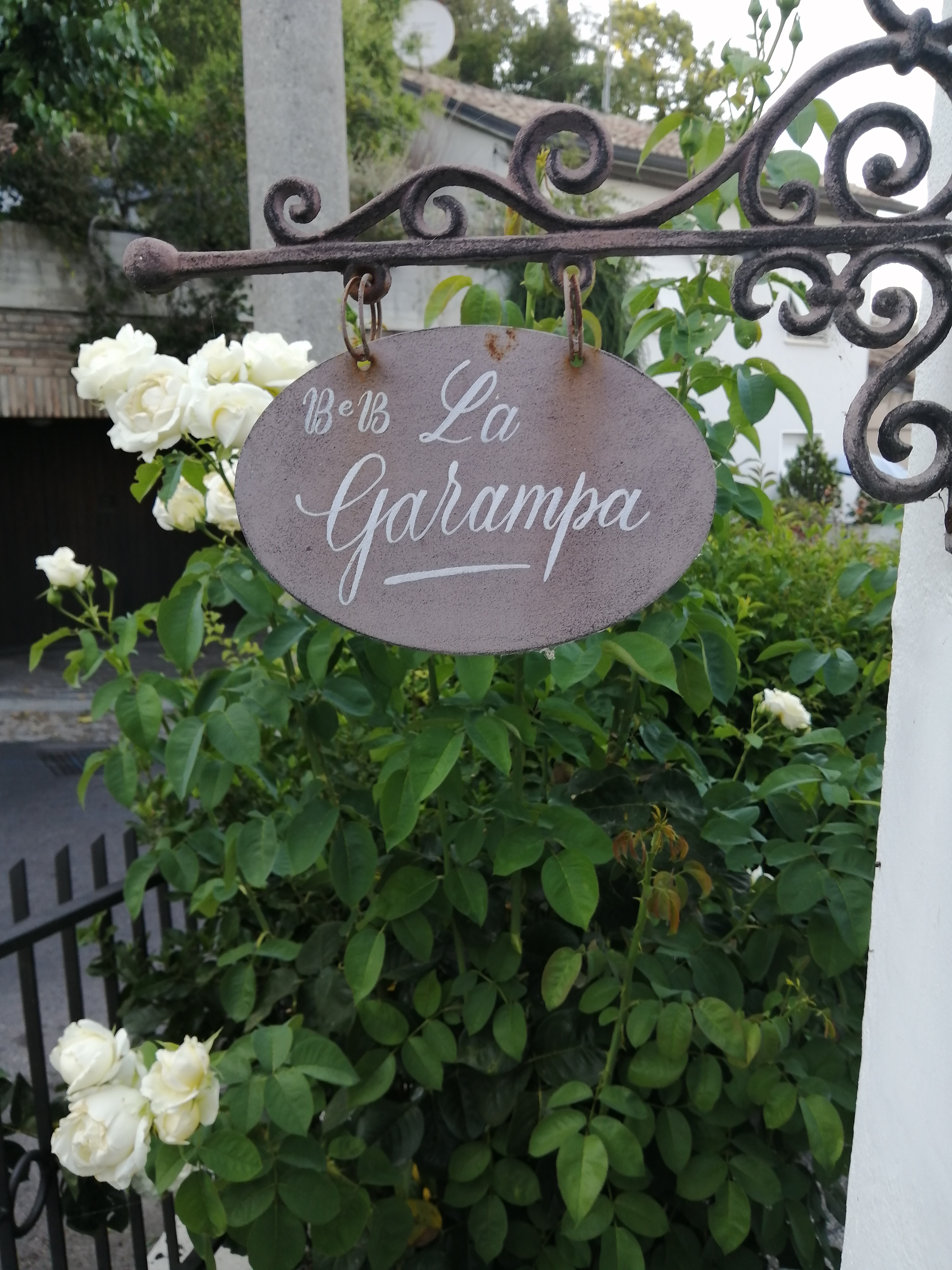 System.Collections.Generic.List`1[BluePillow.Application.SearchEngine.Dto.PhotoDto]?.ElementAt(0)?.Caption