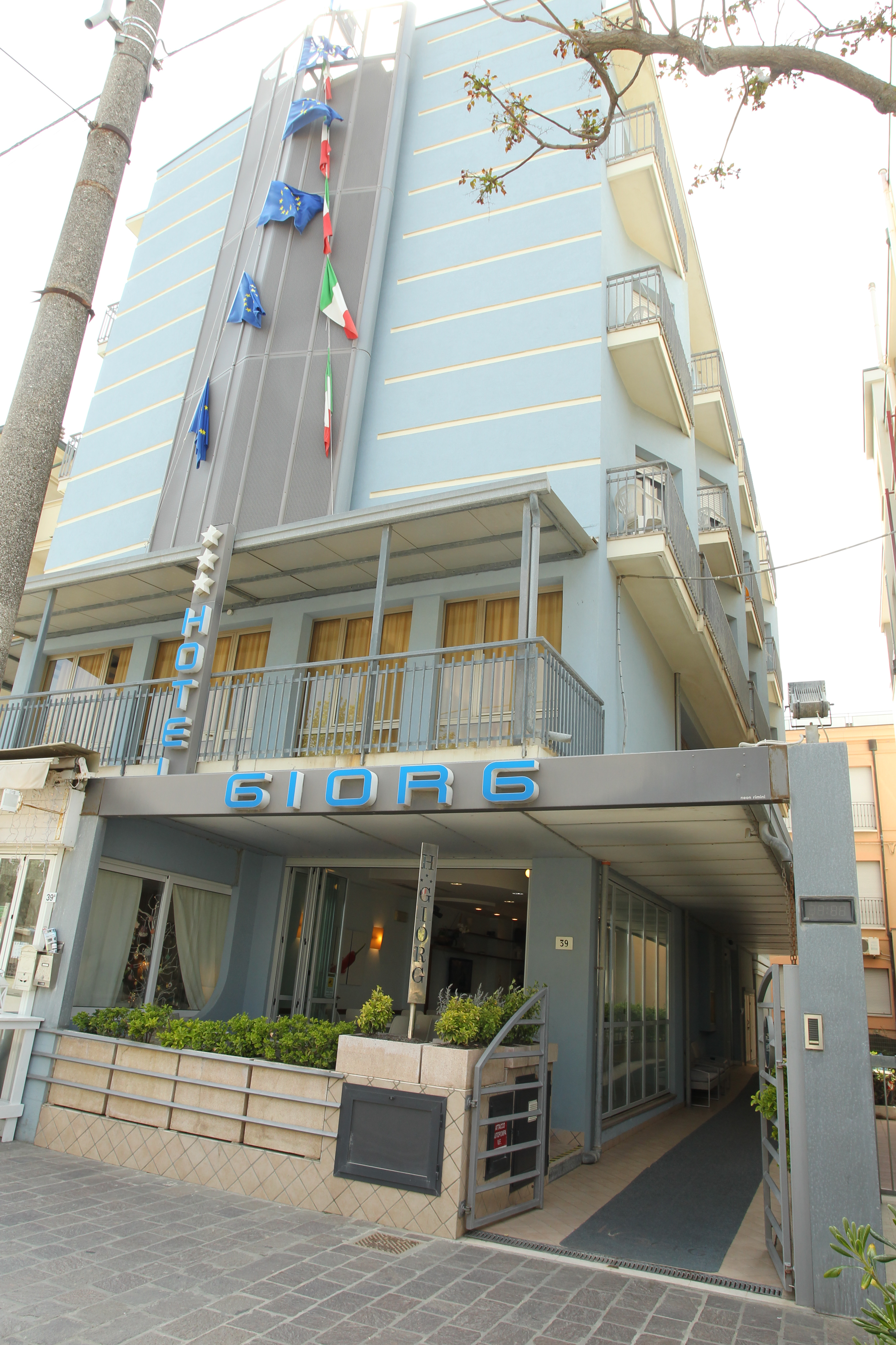 System.Collections.Generic.List`1[BluePillow.Application.SearchEngine.Dto.PhotoDto]?.ElementAt(2)?.Caption