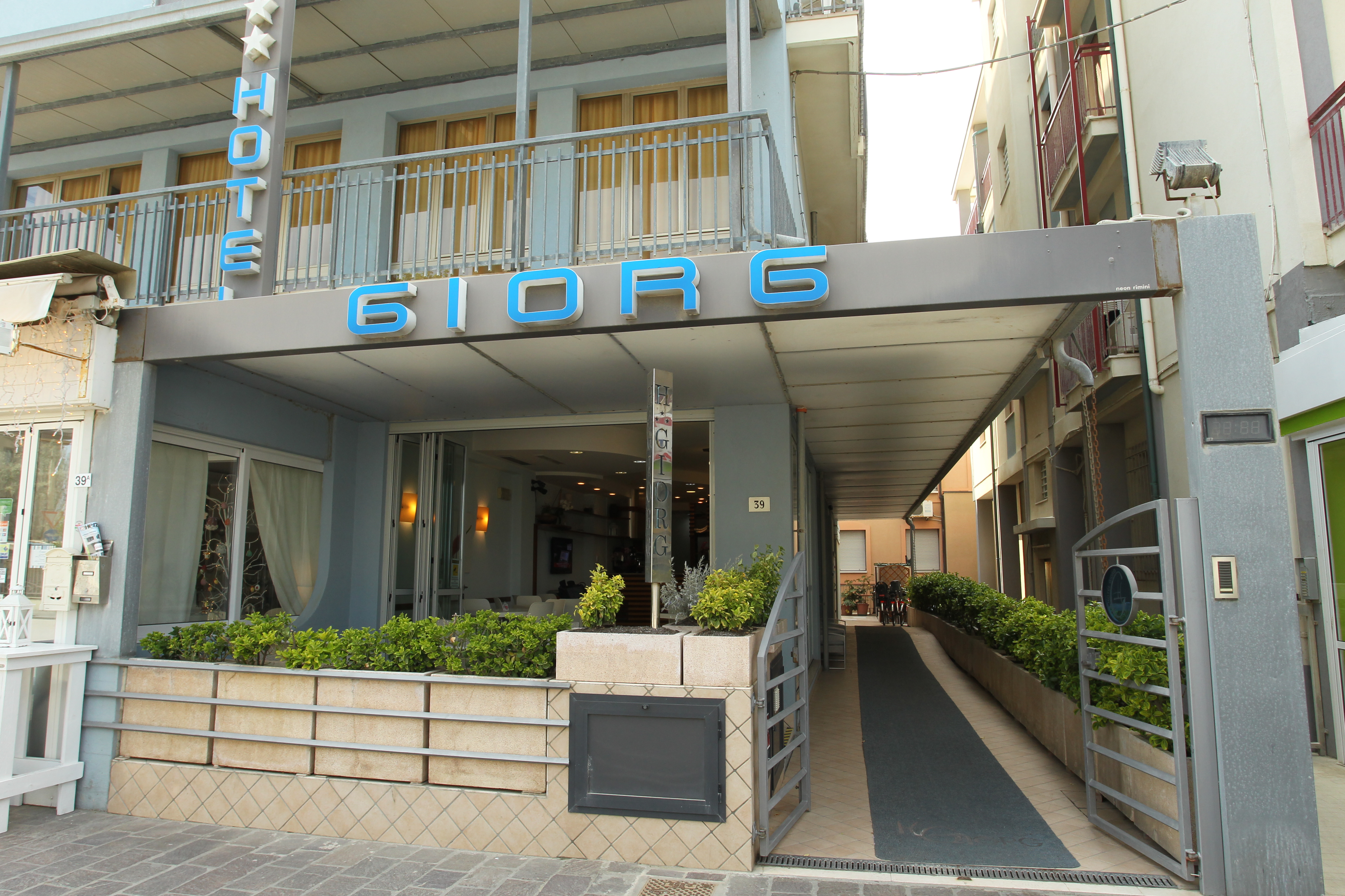 System.Collections.Generic.List`1[BluePillow.Application.SearchEngine.Dto.PhotoDto]?.ElementAt(3)?.Caption