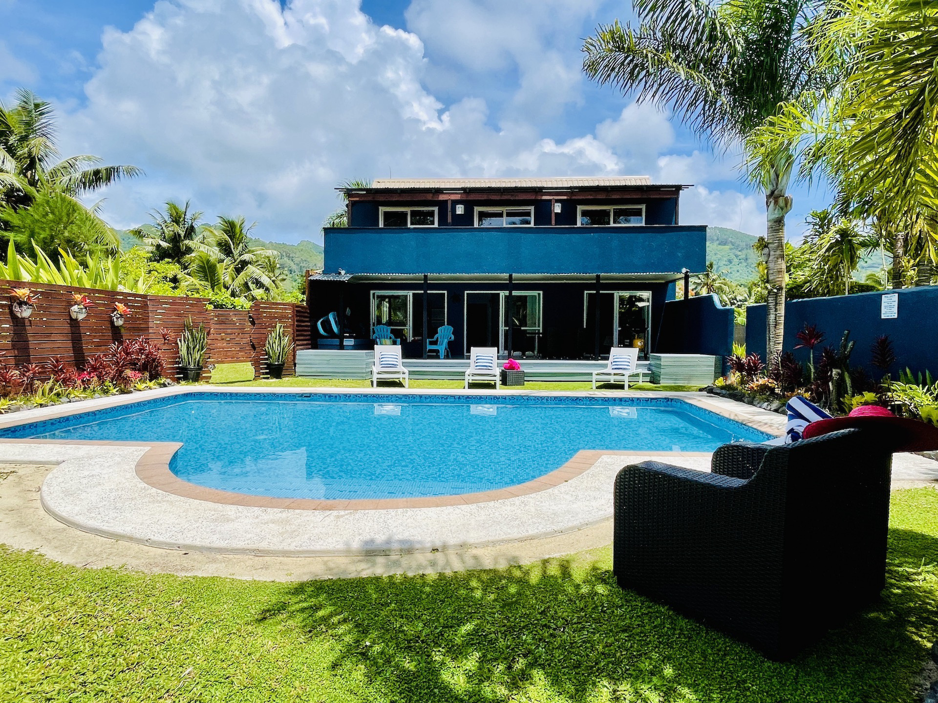 System.Collections.Generic.List`1[BluePillow.Application.SearchEngine.Dto.PhotoDto]?.ElementAt(0)?.Caption