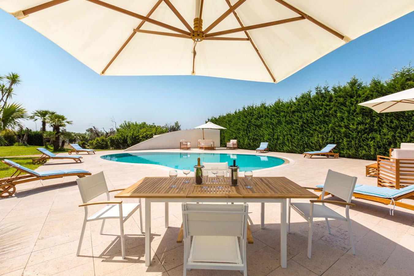 System.Collections.Generic.List`1[BluePillow.Application.SearchEngine.Dto.PhotoDto]?.ElementAt(2)?.Caption