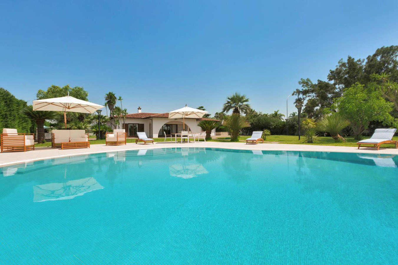 System.Collections.Generic.List`1[BluePillow.Application.SearchEngine.Dto.PhotoDto]?.ElementAt(0)?.Caption