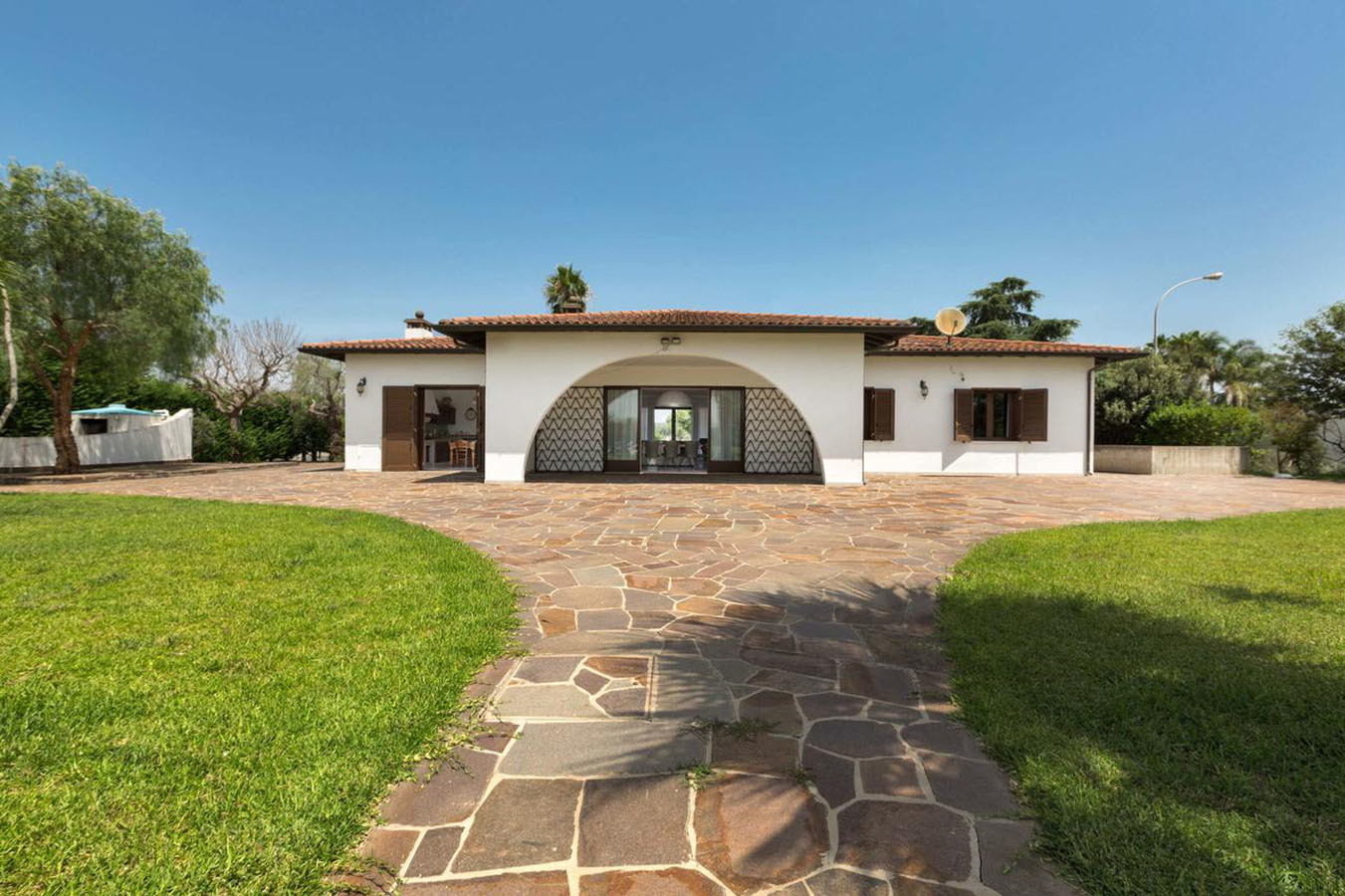 System.Collections.Generic.List`1[BluePillow.Application.SearchEngine.Dto.PhotoDto]?.ElementAt(1)?.Caption