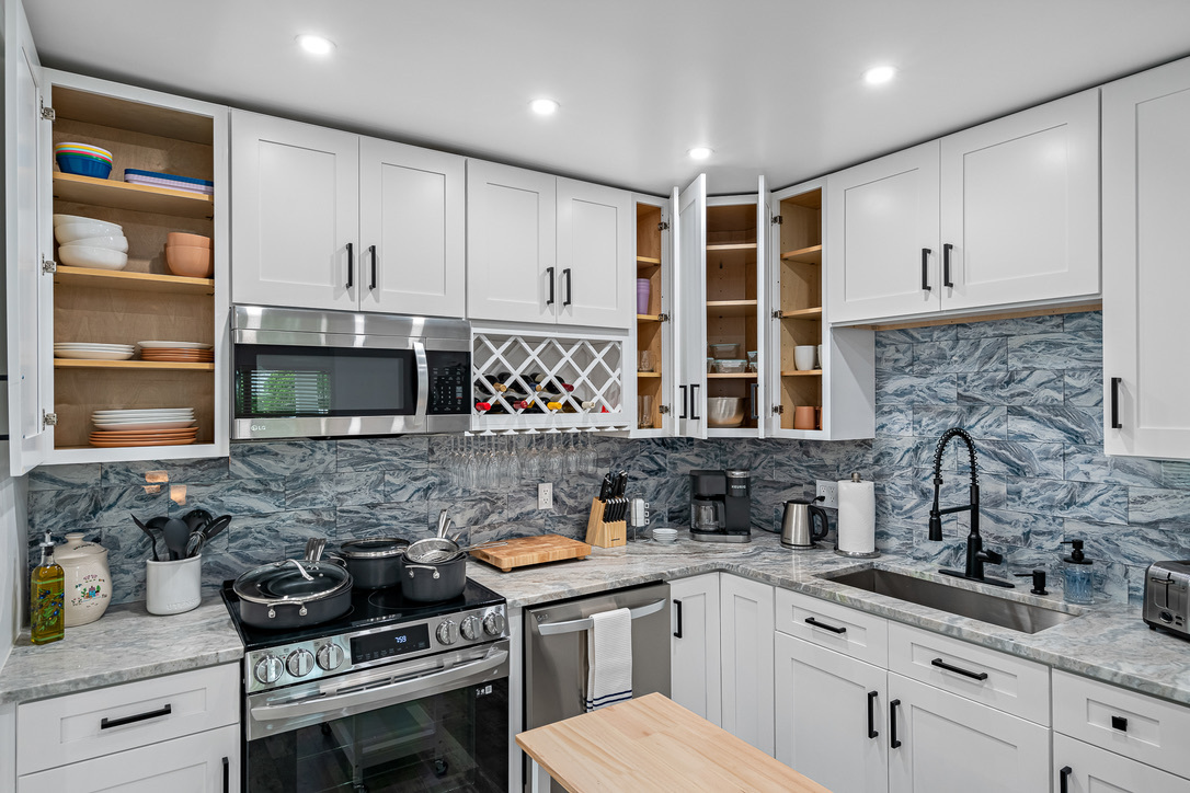 System.Collections.Generic.List`1[BluePillow.Application.SearchEngine.Dto.PhotoDto]?.ElementAt(3)?.Caption