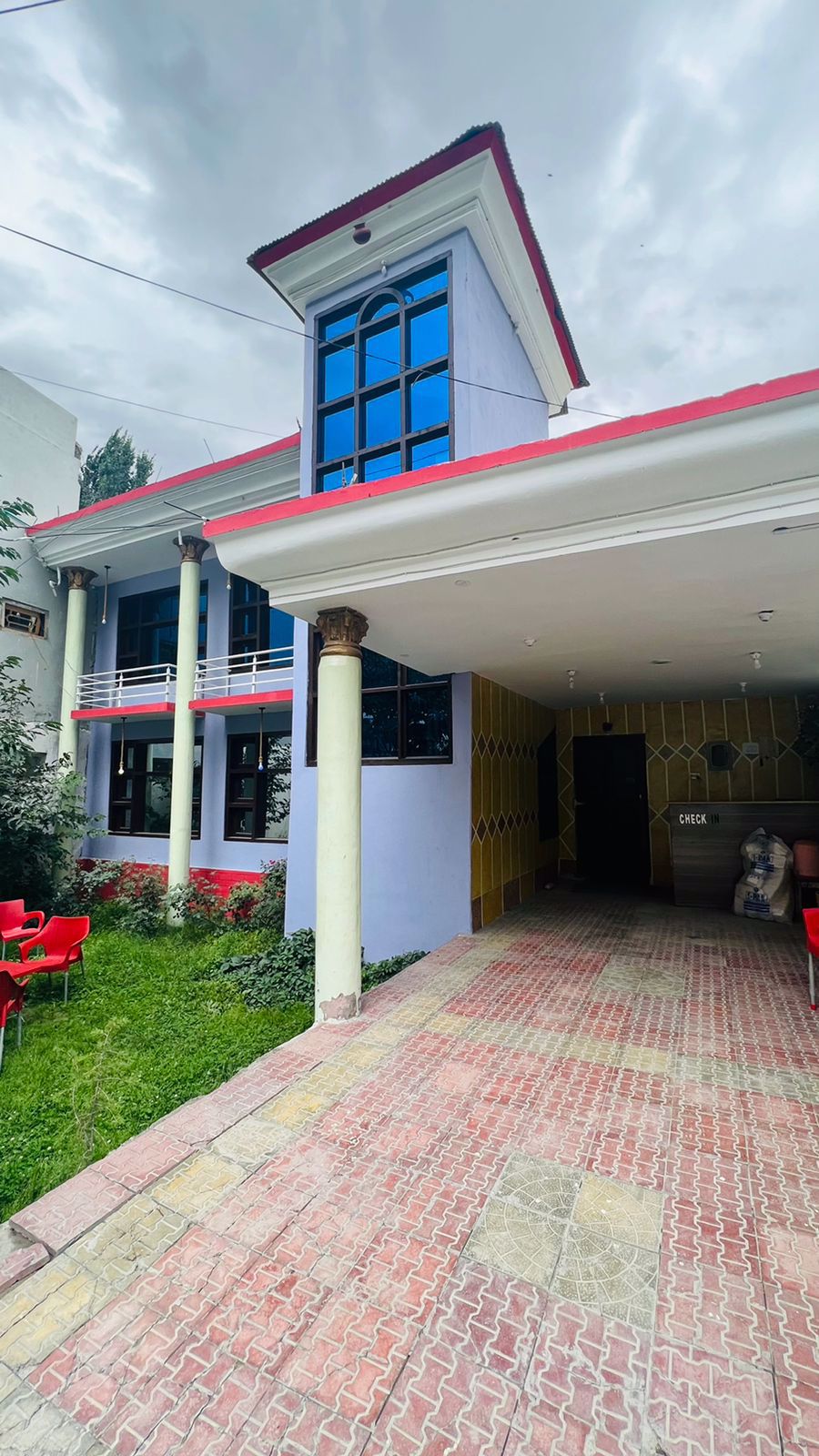 System.Collections.Generic.List`1[BluePillow.Application.SearchEngine.Dto.PhotoDto]?.ElementAt(0)?.Caption