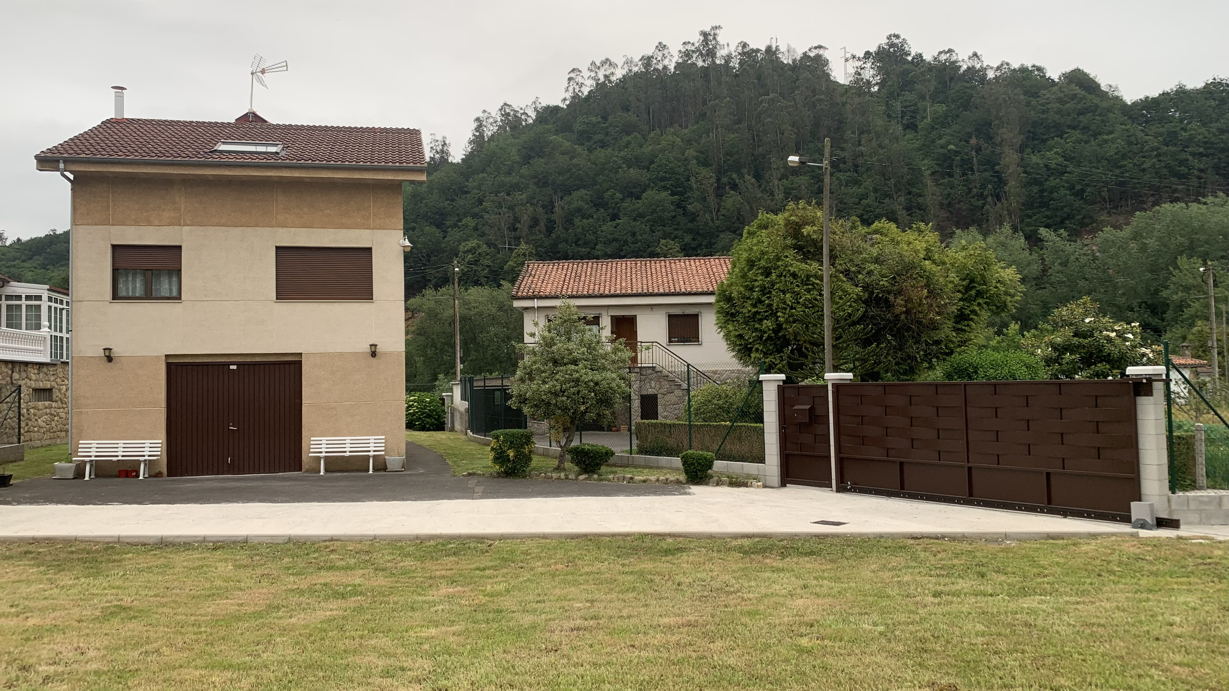 System.Collections.Generic.List`1[BluePillow.Application.SearchEngine.Dto.PhotoDto]?.ElementAt(1)?.Caption