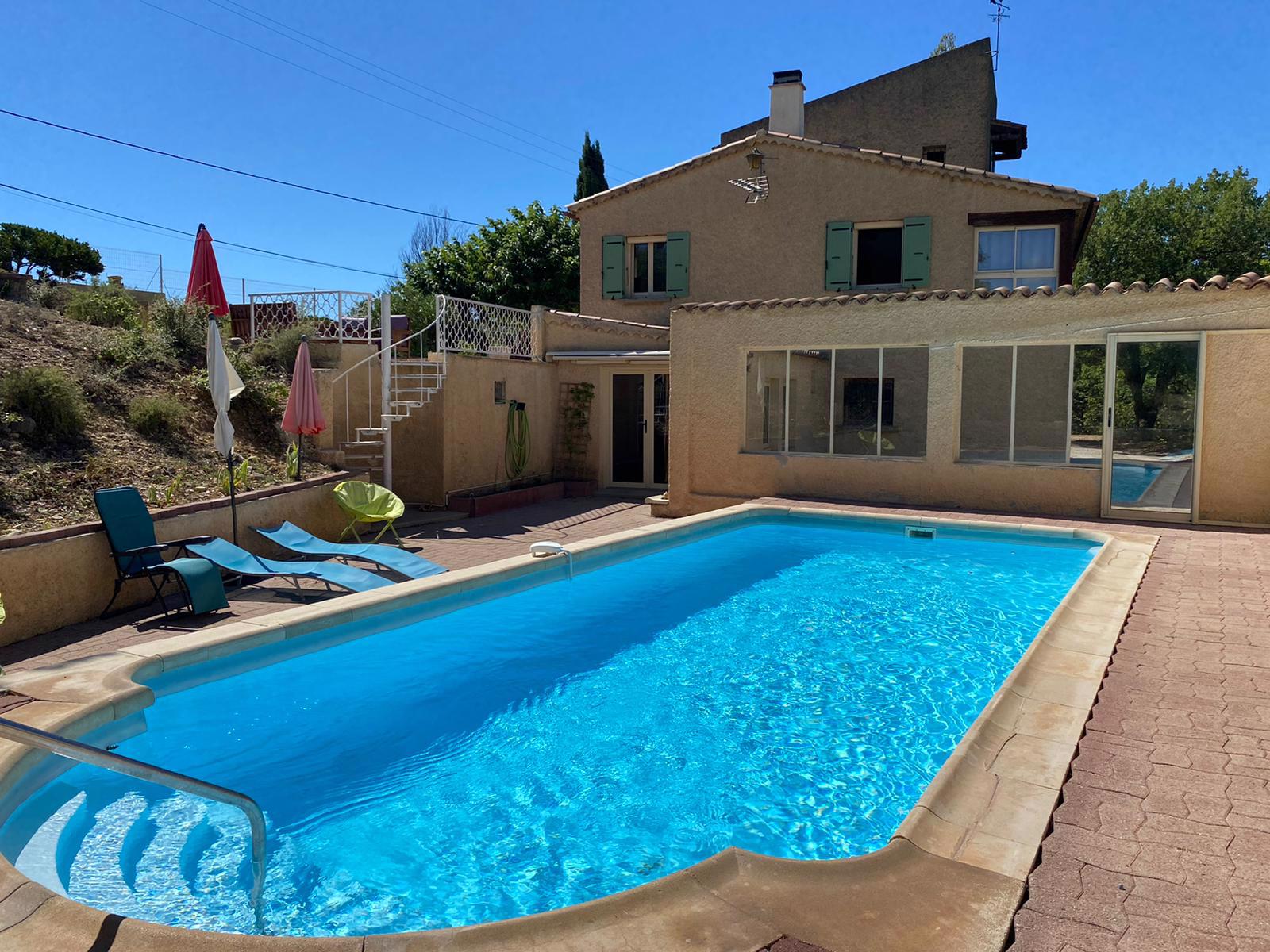 System.Collections.Generic.List`1[BluePillow.Application.SearchEngine.Dto.PhotoDto]?.ElementAt(0)?.Caption