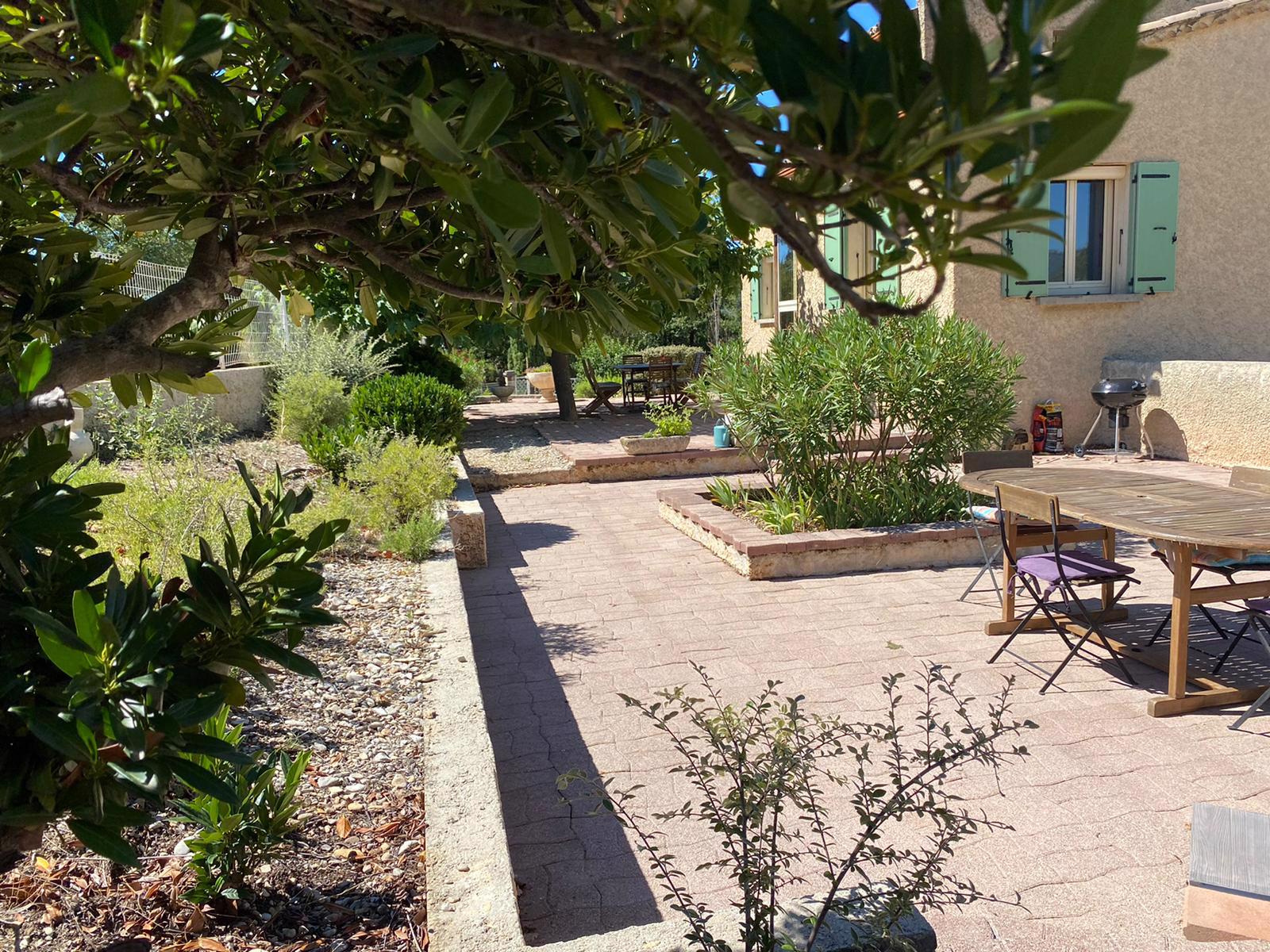 System.Collections.Generic.List`1[BluePillow.Application.SearchEngine.Dto.PhotoDto]?.ElementAt(2)?.Caption