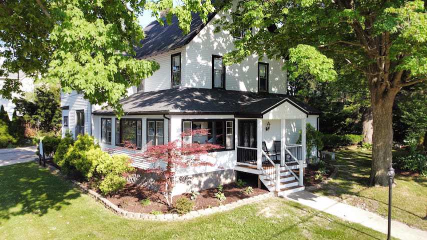 System.Collections.Generic.List`1[BluePillow.Application.SearchEngine.Dto.PhotoDto]?.ElementAt(0)?.Caption