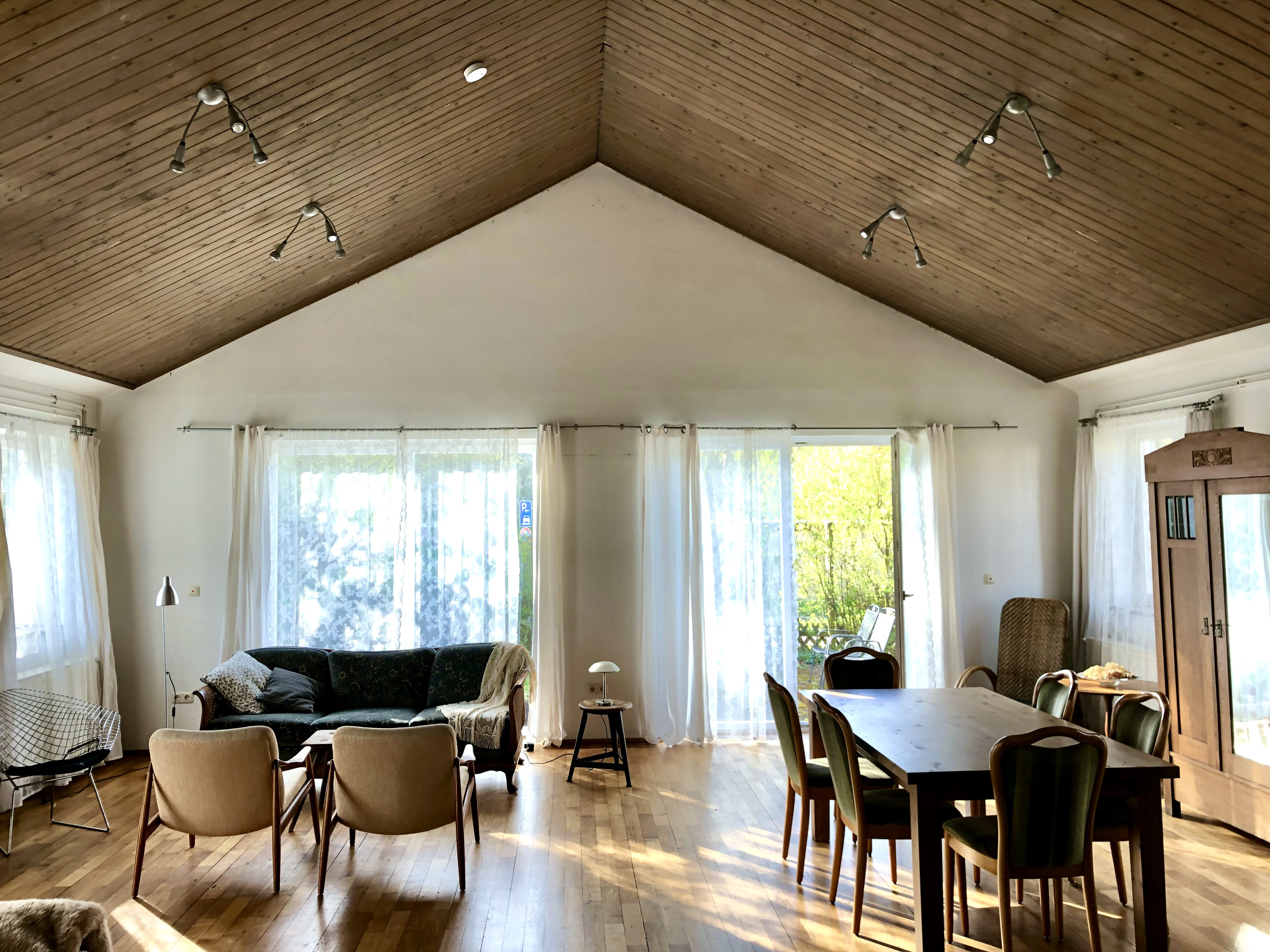 System.Collections.Generic.List`1[BluePillow.Application.SearchEngine.Dto.PhotoDto]?.ElementAt(2)?.Caption