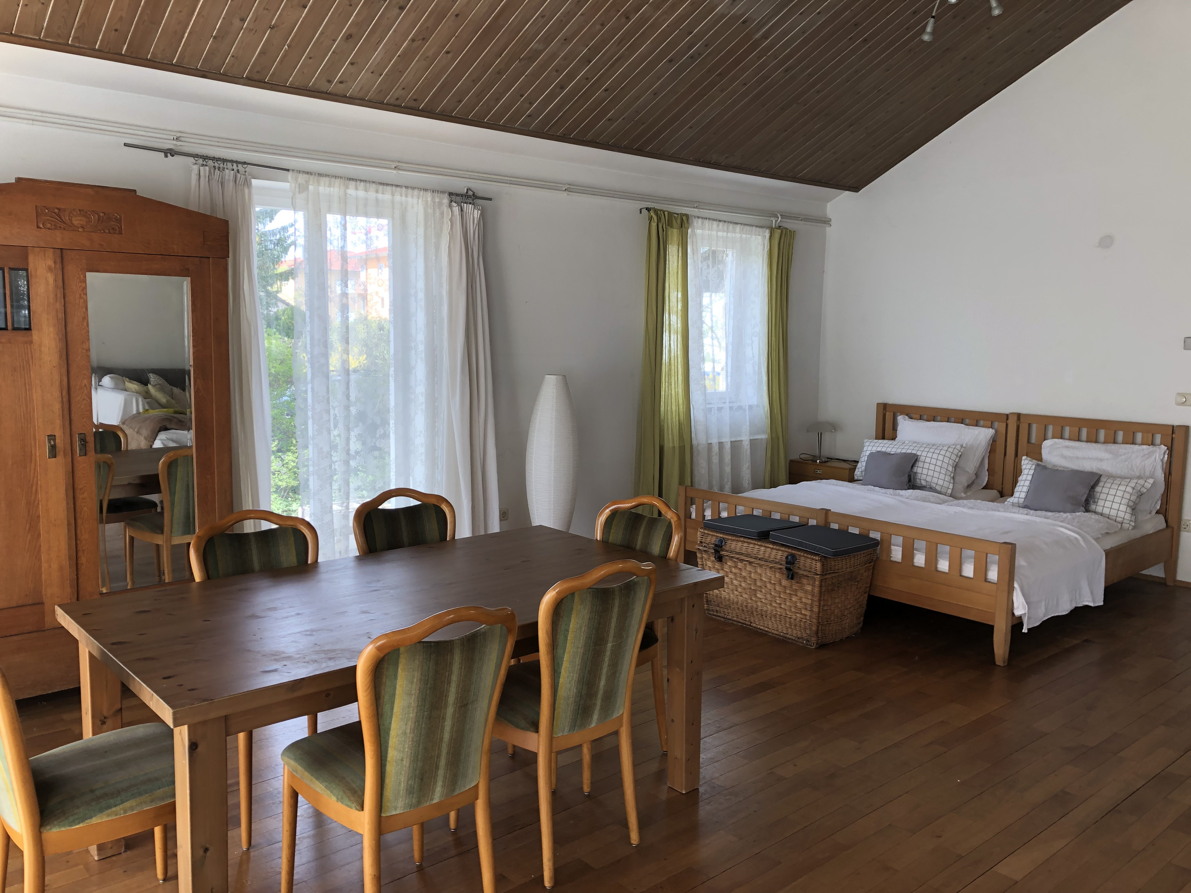 System.Collections.Generic.List`1[BluePillow.Application.SearchEngine.Dto.PhotoDto]?.ElementAt(3)?.Caption