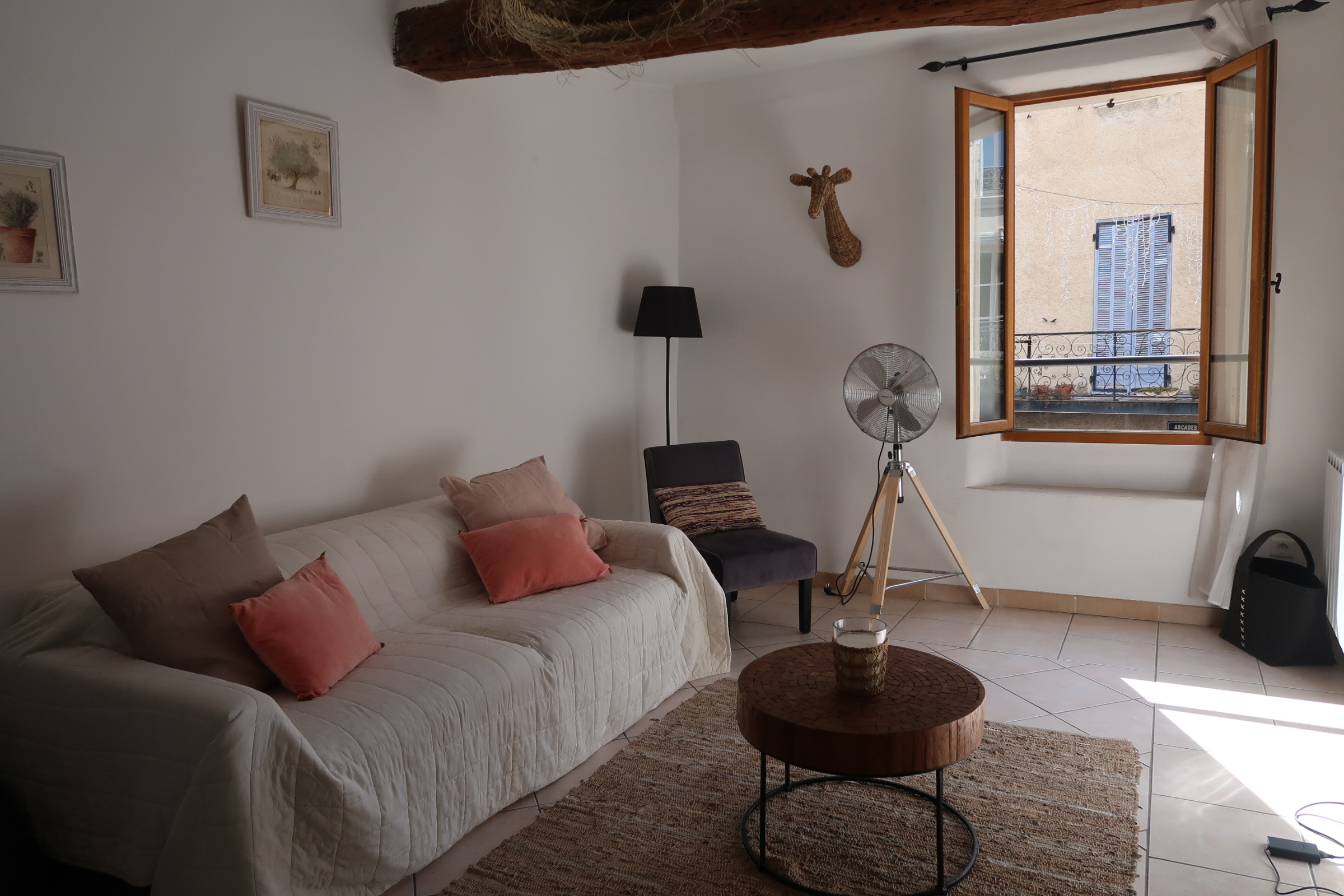 System.Collections.Generic.List`1[BluePillow.Application.SearchEngine.Dto.PhotoDto]?.ElementAt(3)?.Caption