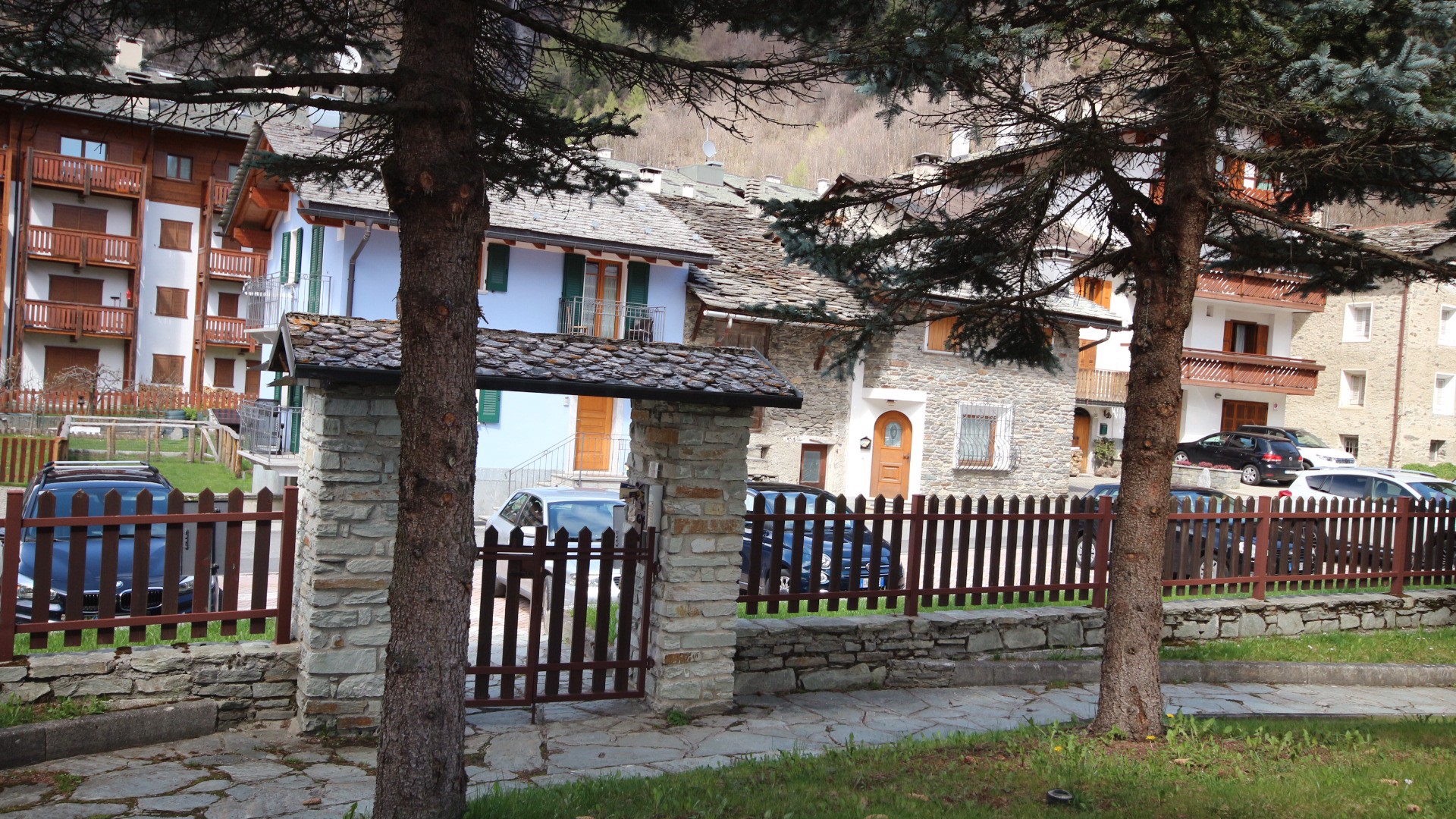 System.Collections.Generic.List`1[BluePillow.Application.SearchEngine.Dto.PhotoDto]?.ElementAt(3)?.Caption