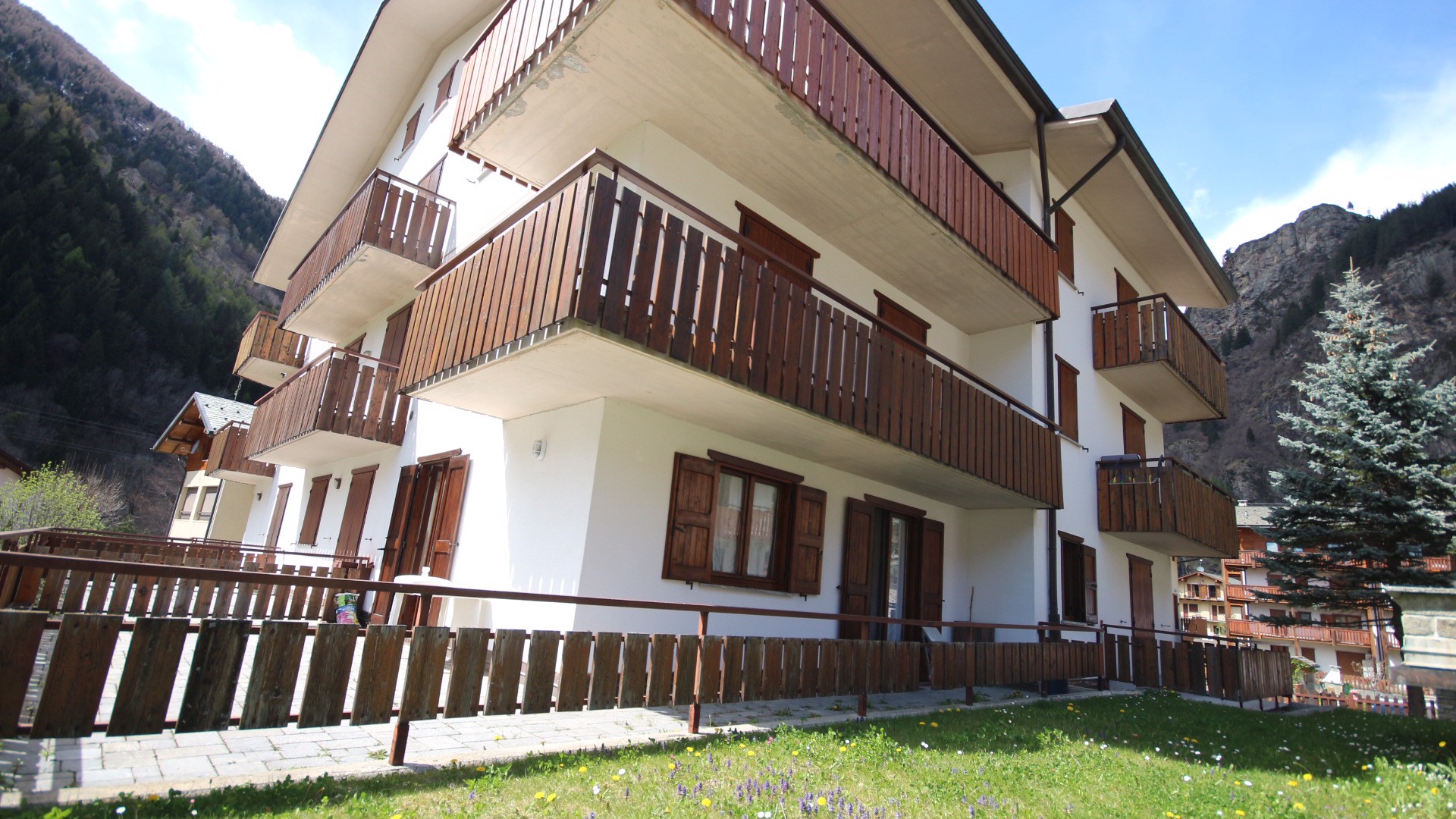 System.Collections.Generic.List`1[BluePillow.Application.SearchEngine.Dto.PhotoDto]?.ElementAt(0)?.Caption