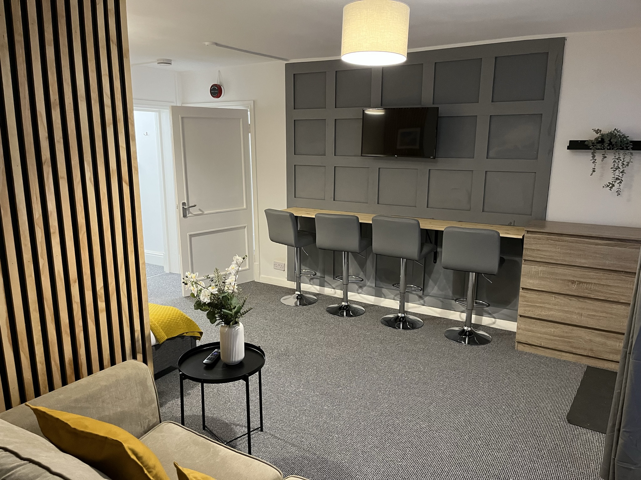 System.Collections.Generic.List`1[BluePillow.Application.SearchEngine.Dto.PhotoDto]?.ElementAt(3)?.Caption