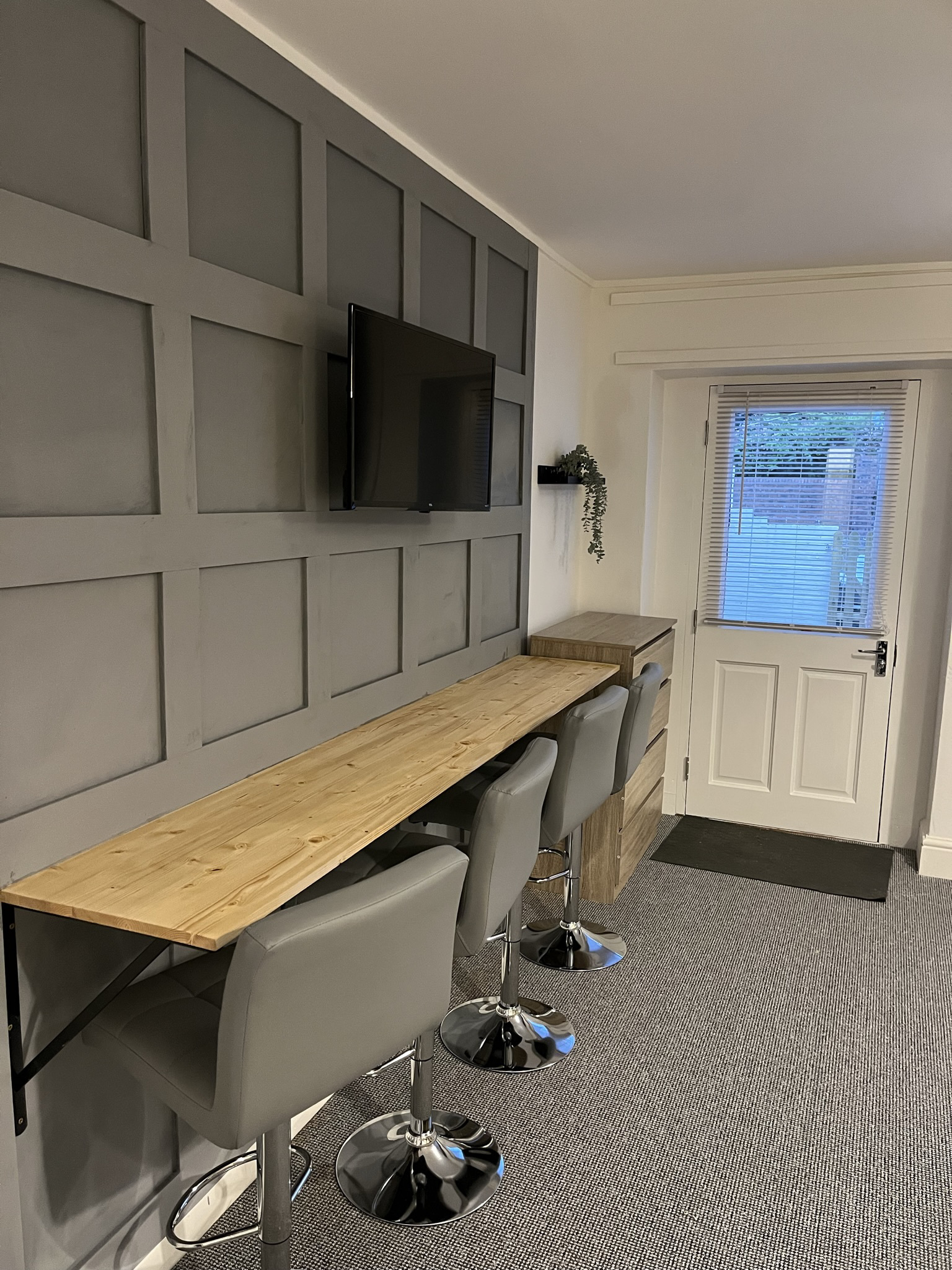 System.Collections.Generic.List`1[BluePillow.Application.SearchEngine.Dto.PhotoDto]?.ElementAt(2)?.Caption