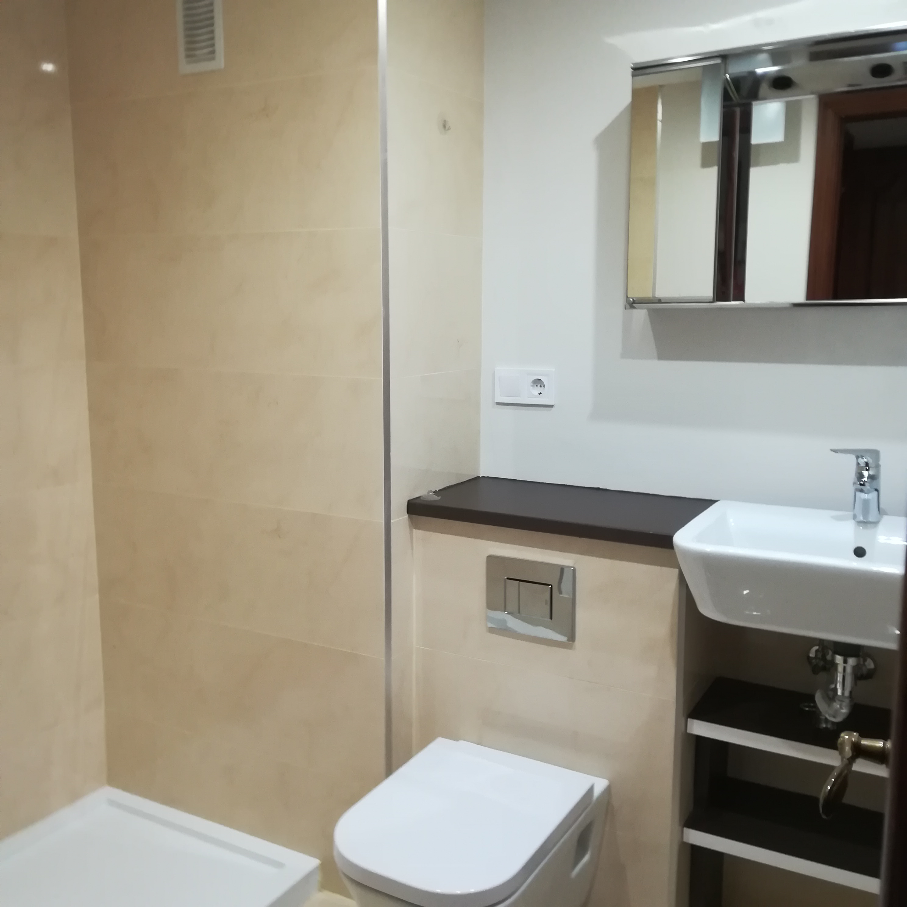 System.Collections.Generic.List`1[BluePillow.Application.SearchEngine.Dto.PhotoDto]?.ElementAt(3)?.Caption