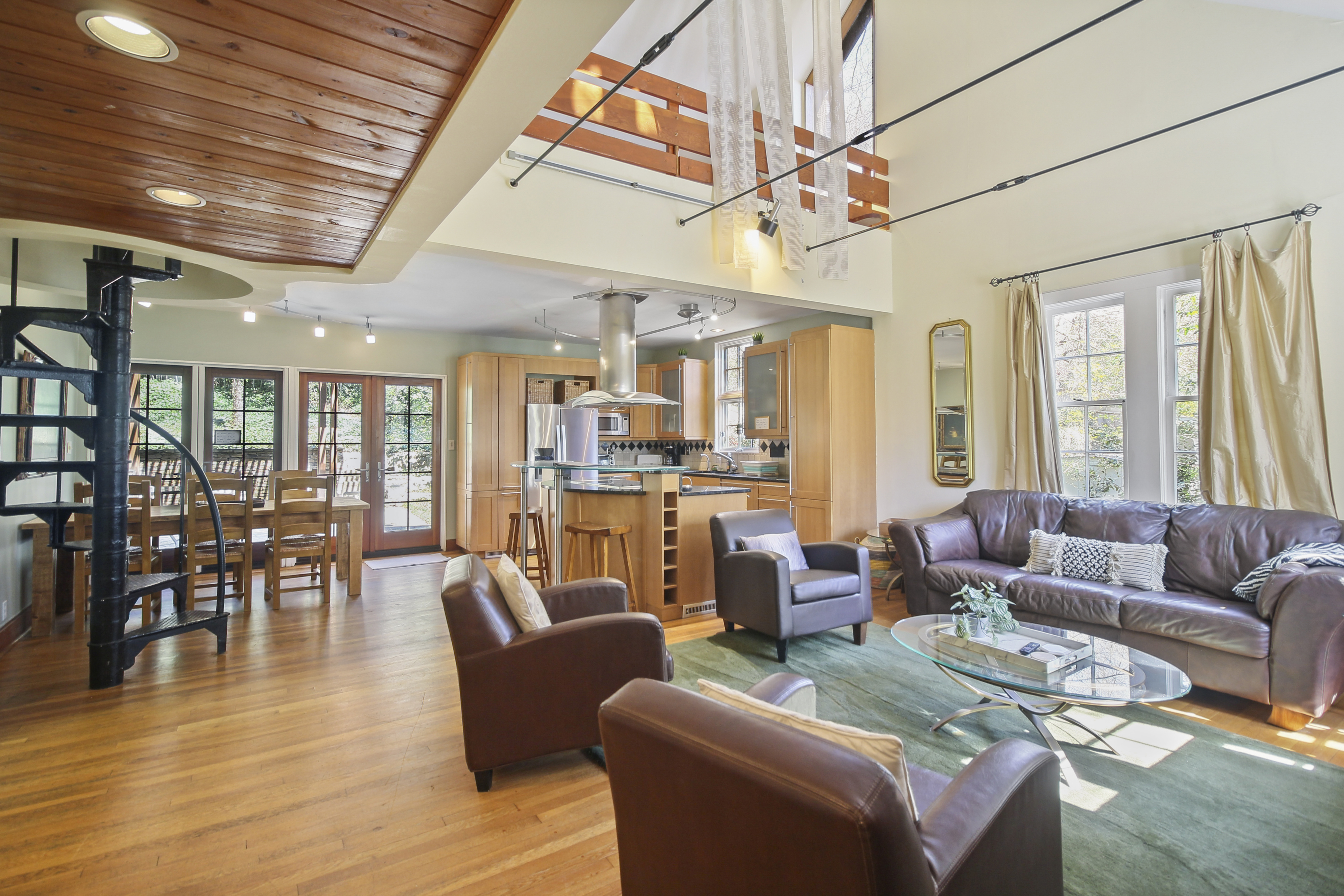 System.Collections.Generic.List`1[BluePillow.Application.SearchEngine.Dto.PhotoDto]?.ElementAt(0)?.Caption