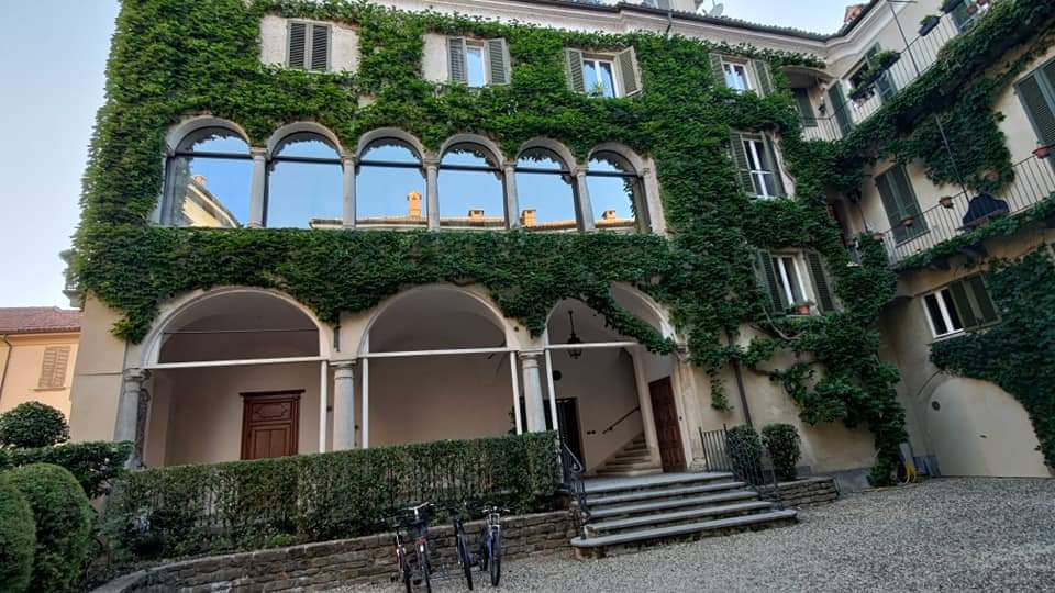 System.Collections.Generic.List`1[BluePillow.Application.SearchEngine.Dto.PhotoDto]?.ElementAt(1)?.Caption