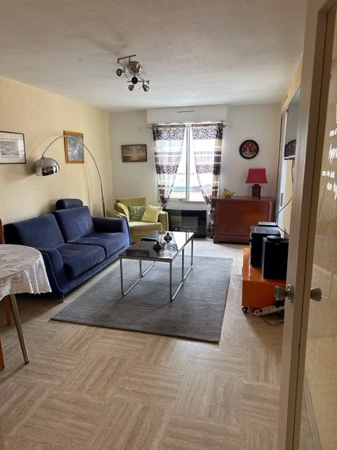 System.Collections.Generic.List`1[BluePillow.Application.SearchEngine.Dto.PhotoDto]?.ElementAt(0)?.Caption