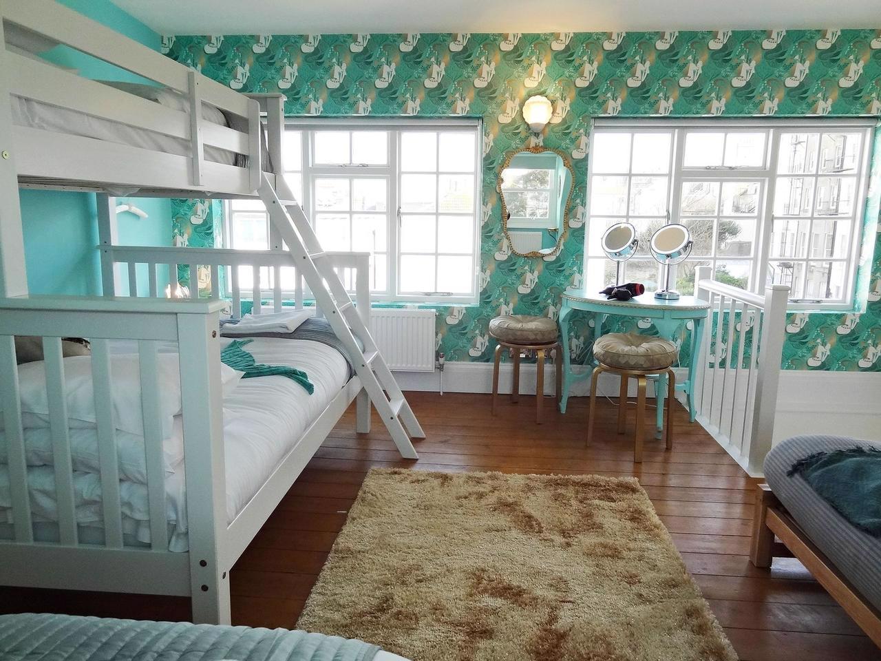 System.Collections.Generic.List`1[BluePillow.Application.SearchEngine.Dto.PhotoDto]?.ElementAt(3)?.Caption