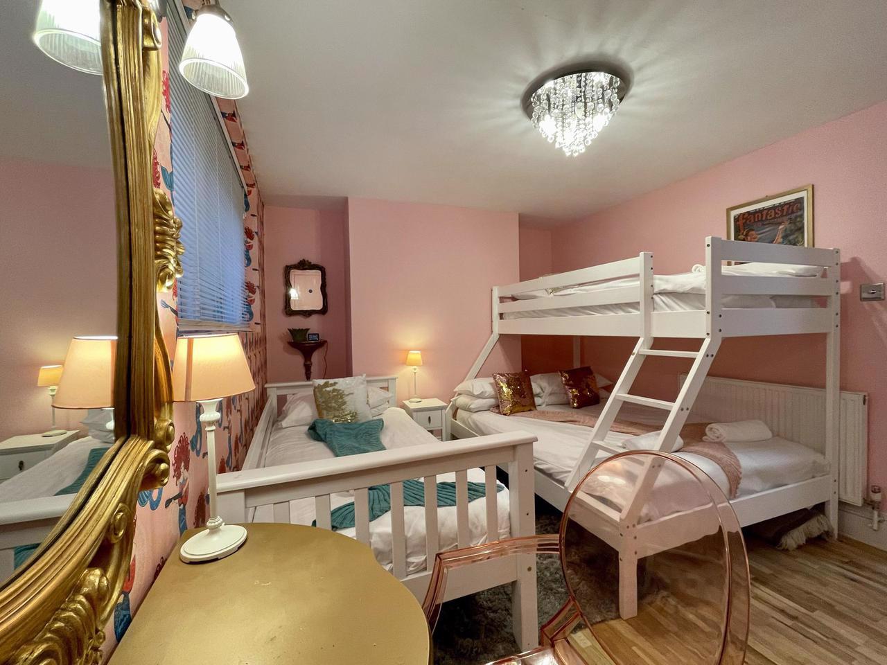 System.Collections.Generic.List`1[BluePillow.Application.SearchEngine.Dto.PhotoDto]?.ElementAt(2)?.Caption