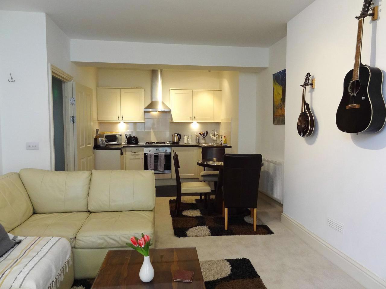 System.Collections.Generic.List`1[BluePillow.Application.SearchEngine.Dto.PhotoDto]?.ElementAt(3)?.Caption