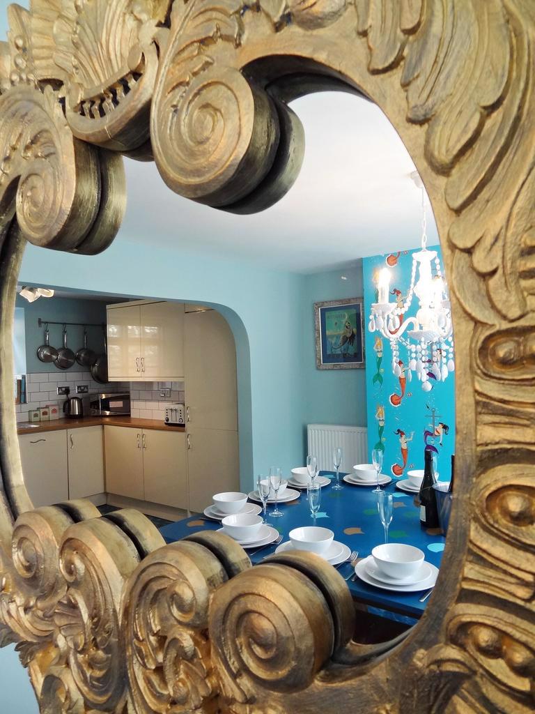 System.Collections.Generic.List`1[BluePillow.Application.SearchEngine.Dto.PhotoDto]?.ElementAt(2)?.Caption