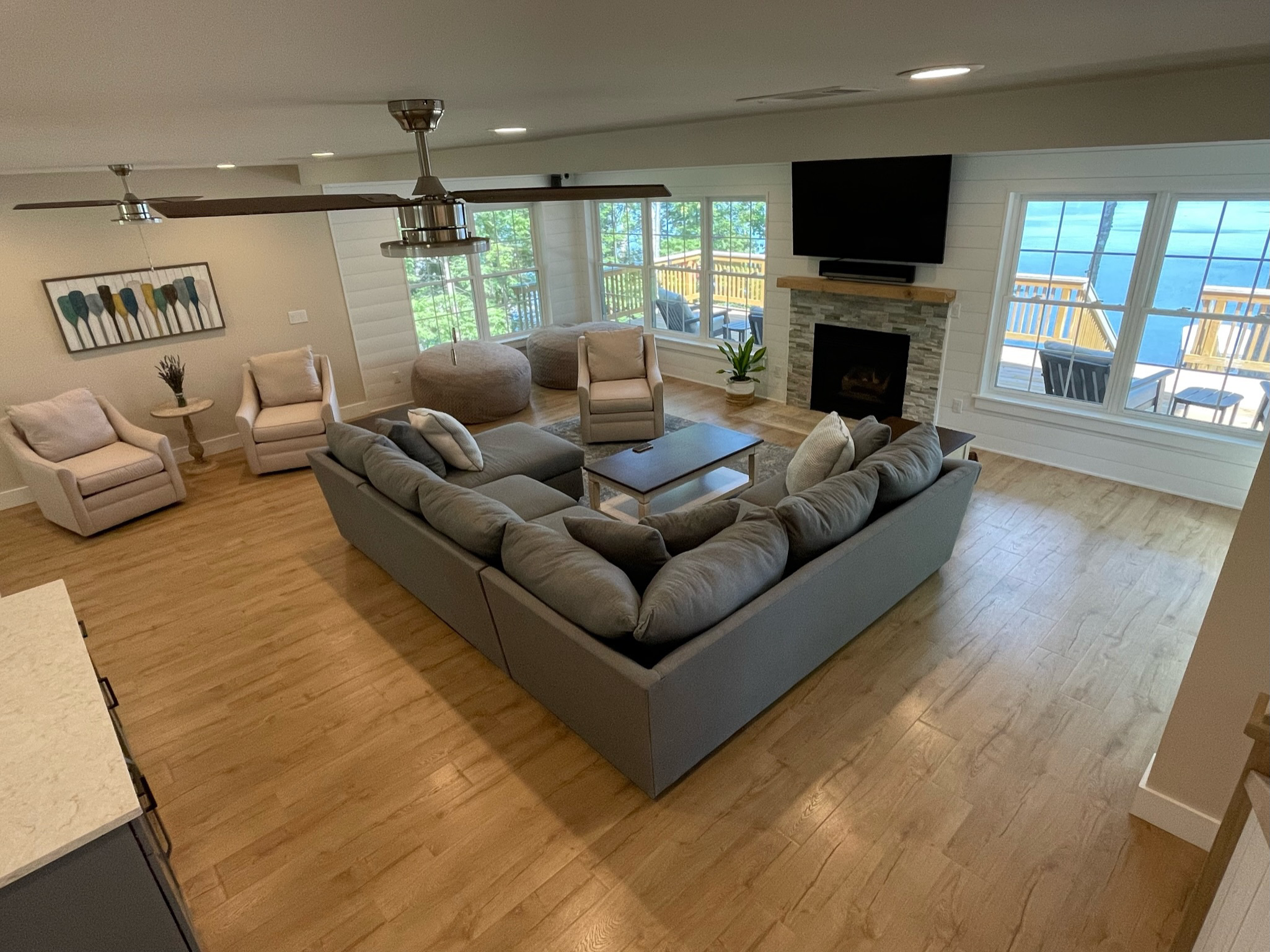 System.Collections.Generic.List`1[BluePillow.Application.SearchEngine.Dto.PhotoDto]?.ElementAt(2)?.Caption