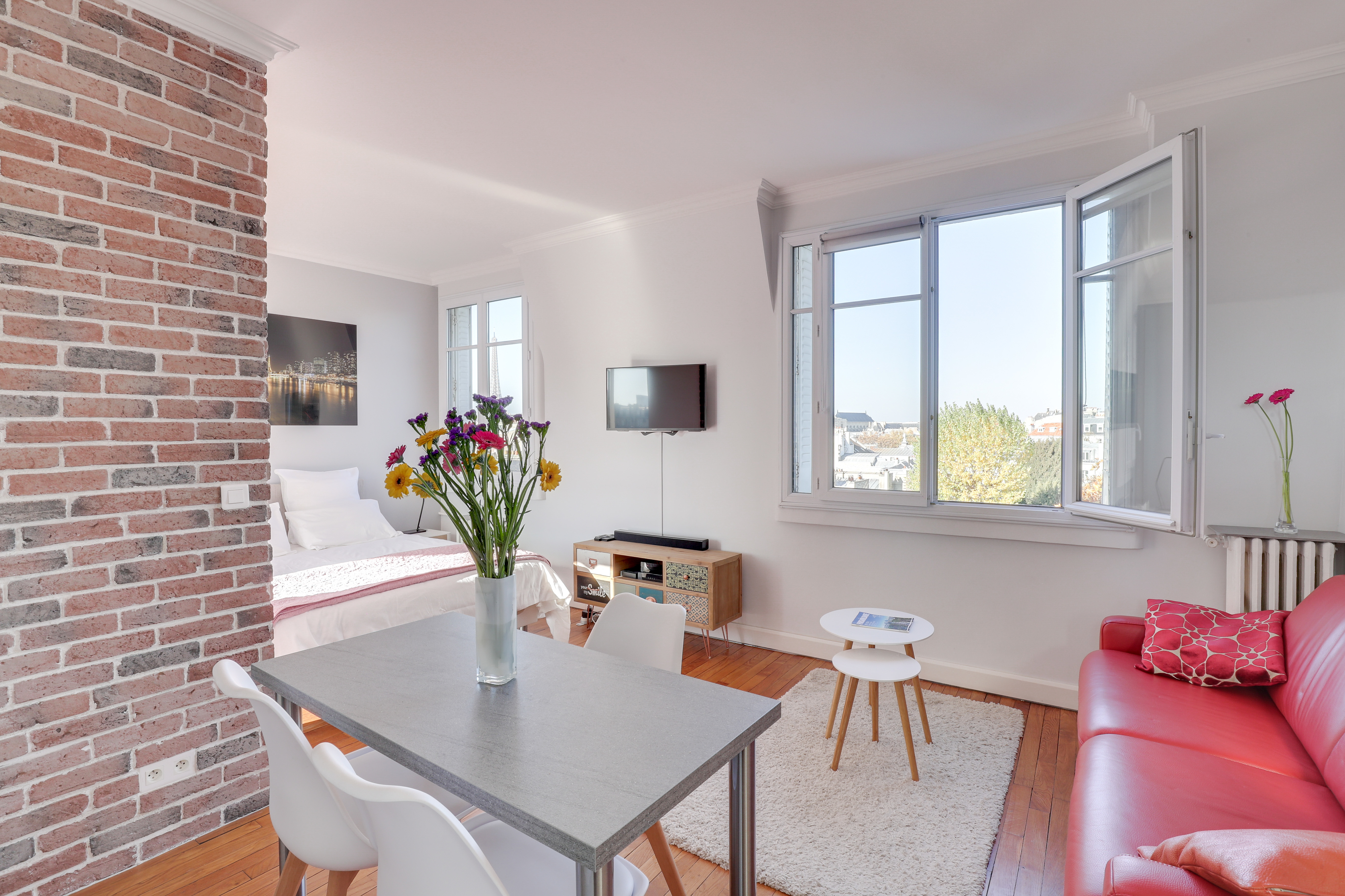 System.Collections.Generic.List`1[BluePillow.Application.SearchEngine.Dto.PhotoDto]?.ElementAt(1)?.Caption