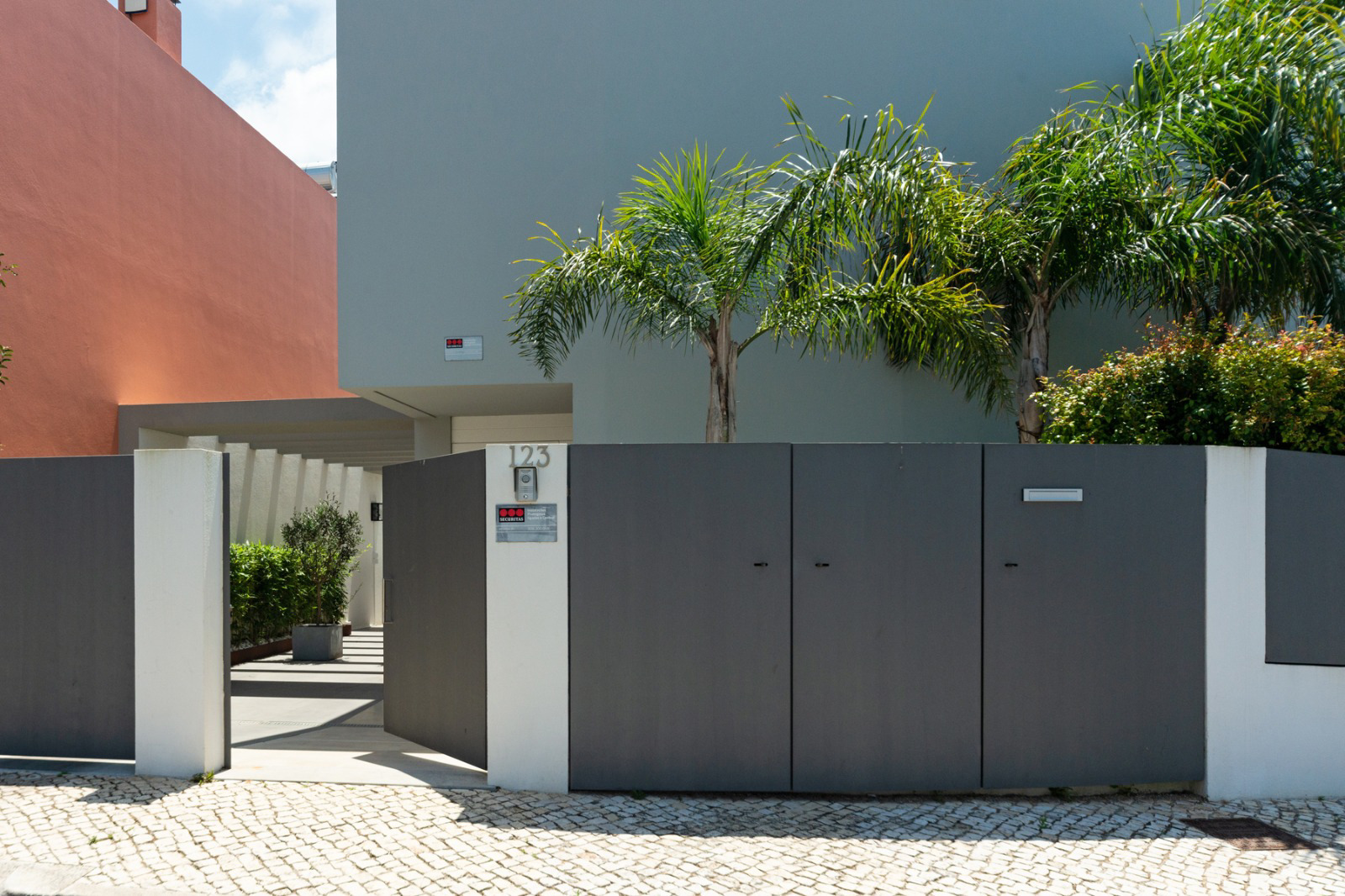 System.Collections.Generic.List`1[BluePillow.Application.SearchEngine.Dto.PhotoDto]?.ElementAt(1)?.Caption