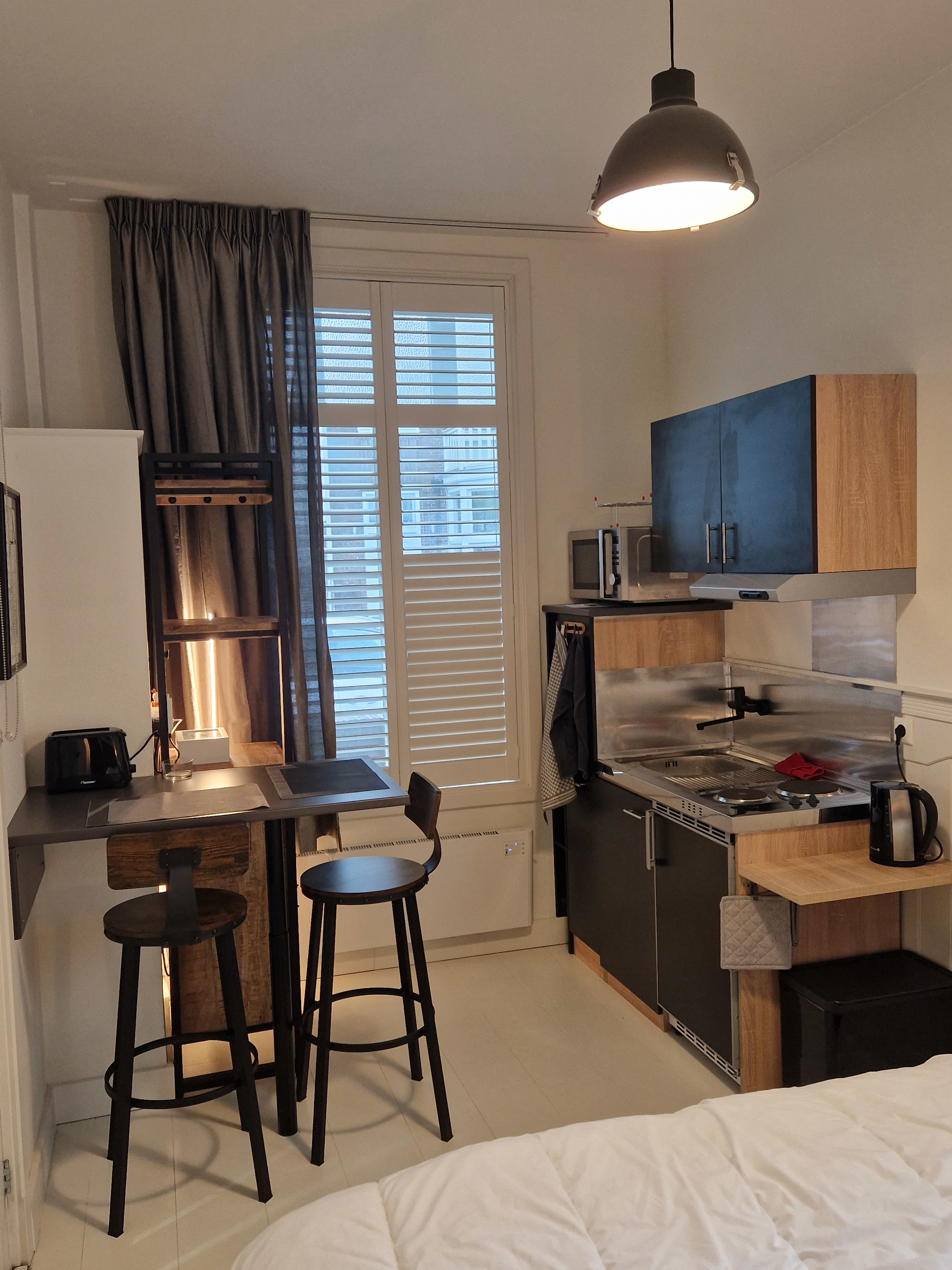 System.Collections.Generic.List`1[BluePillow.Application.SearchEngine.Dto.PhotoDto]?.ElementAt(3)?.Caption