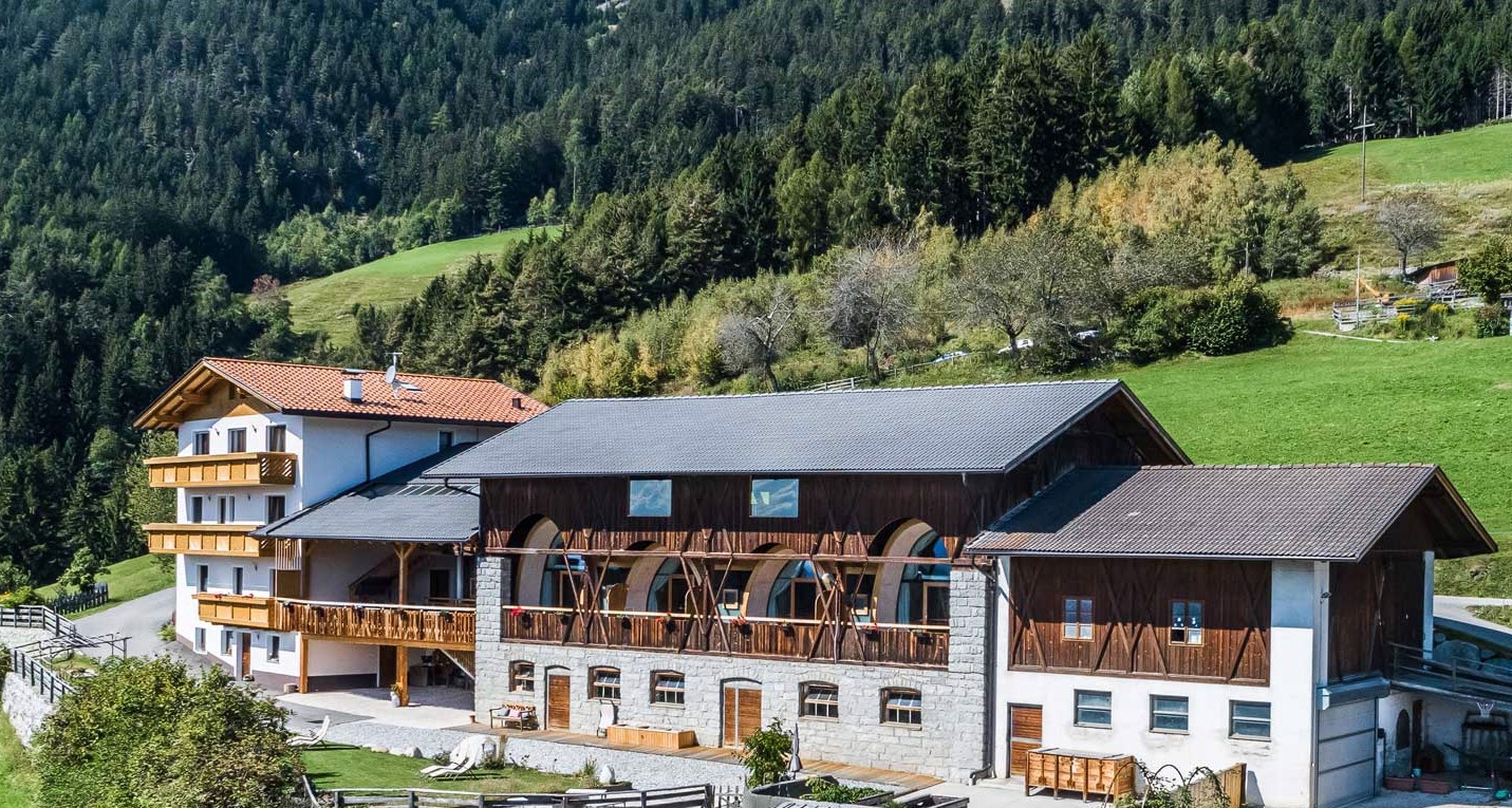 System.Collections.Generic.List`1[BluePillow.Application.SearchEngine.Dto.PhotoDto]?.ElementAt(0)?.Caption