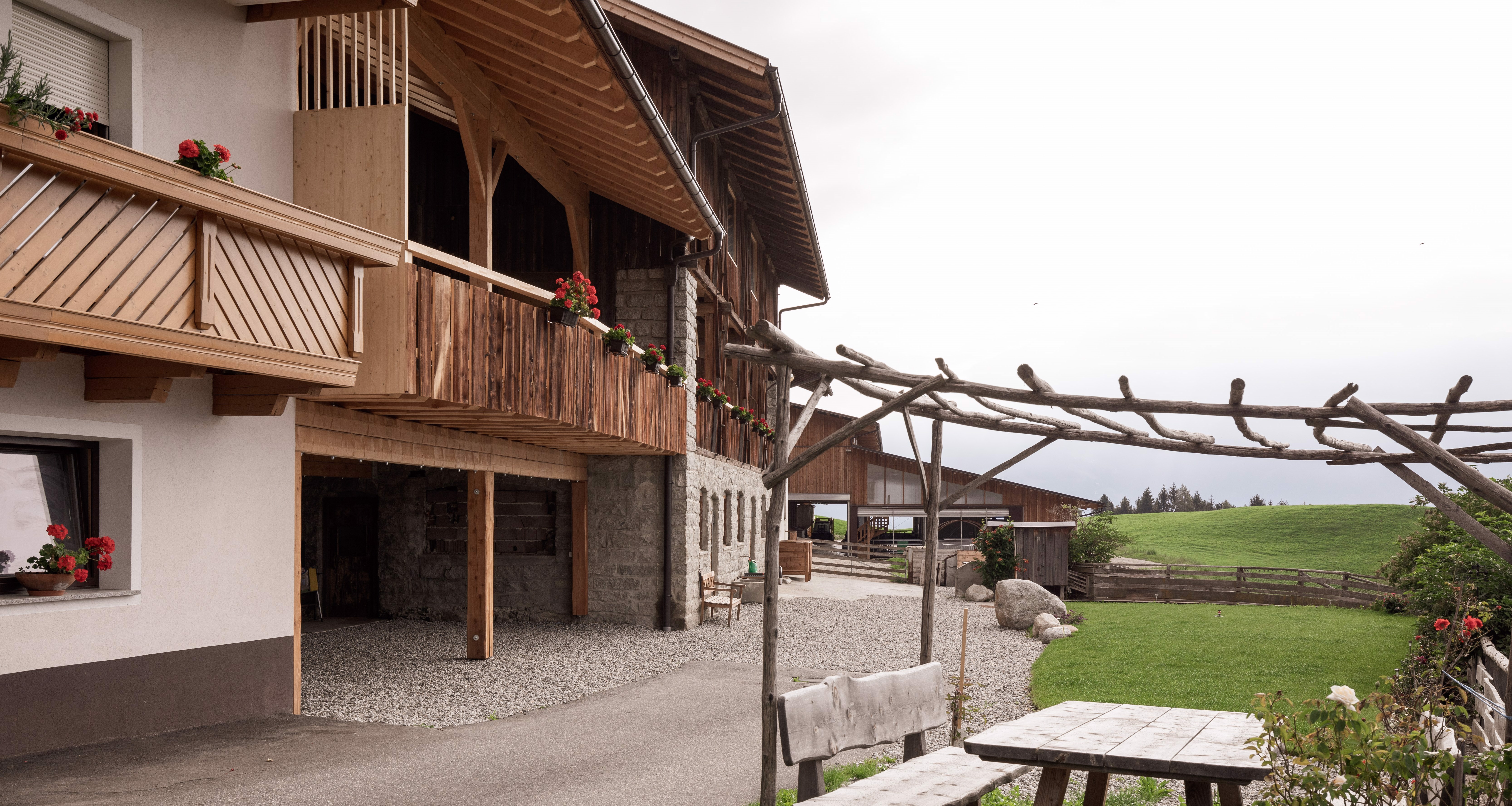 System.Collections.Generic.List`1[BluePillow.Application.SearchEngine.Dto.PhotoDto]?.ElementAt(3)?.Caption