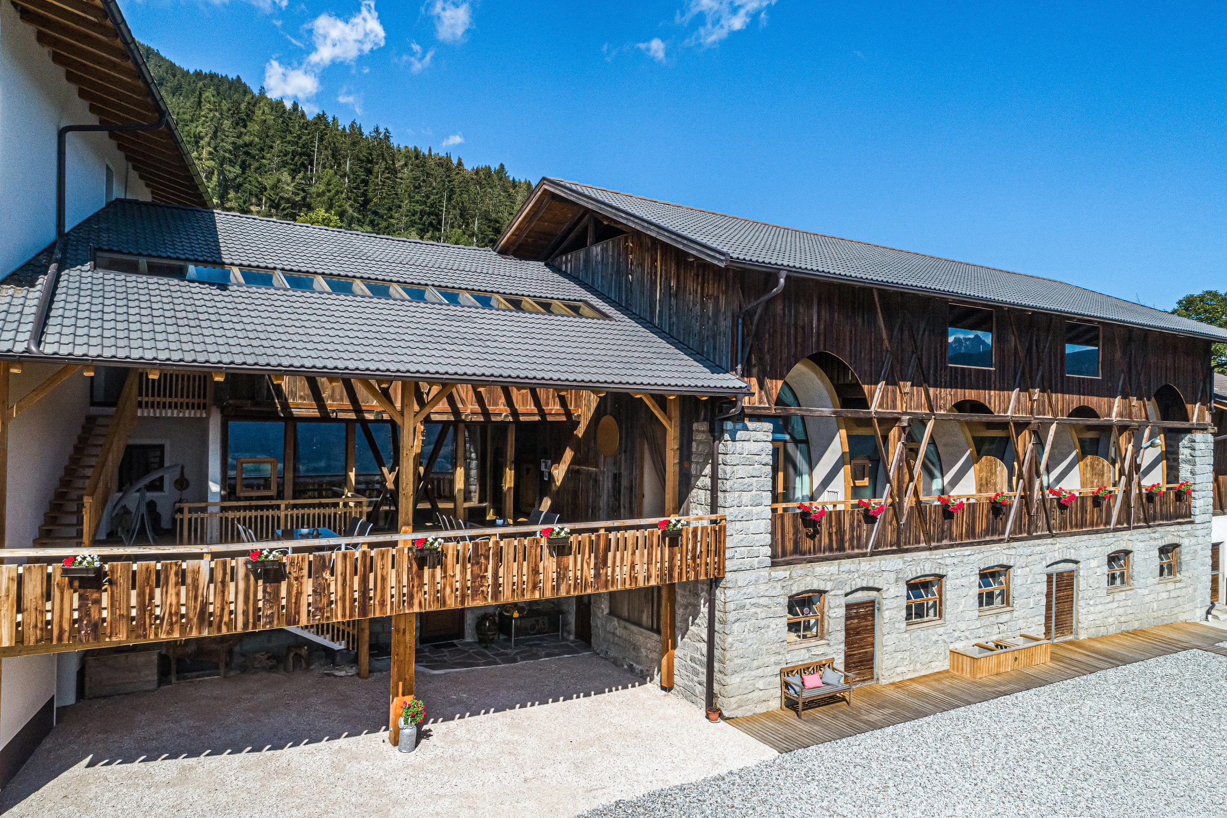 System.Collections.Generic.List`1[BluePillow.Application.SearchEngine.Dto.PhotoDto]?.ElementAt(2)?.Caption