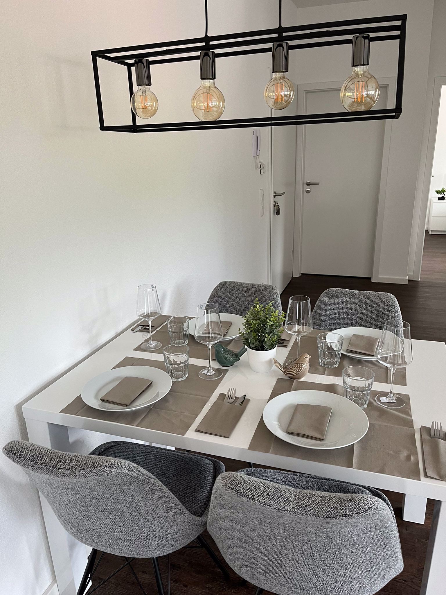 System.Collections.Generic.List`1[BluePillow.Application.SearchEngine.Dto.PhotoDto]?.ElementAt(3)?.Caption