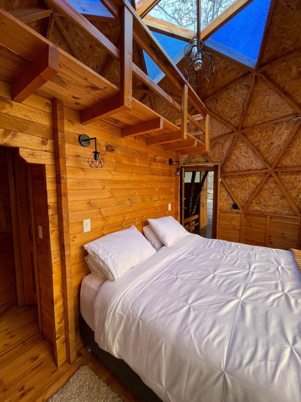 System.Collections.Generic.List`1[BluePillow.Application.SearchEngine.Dto.PhotoDto]?.ElementAt(3)?.Caption