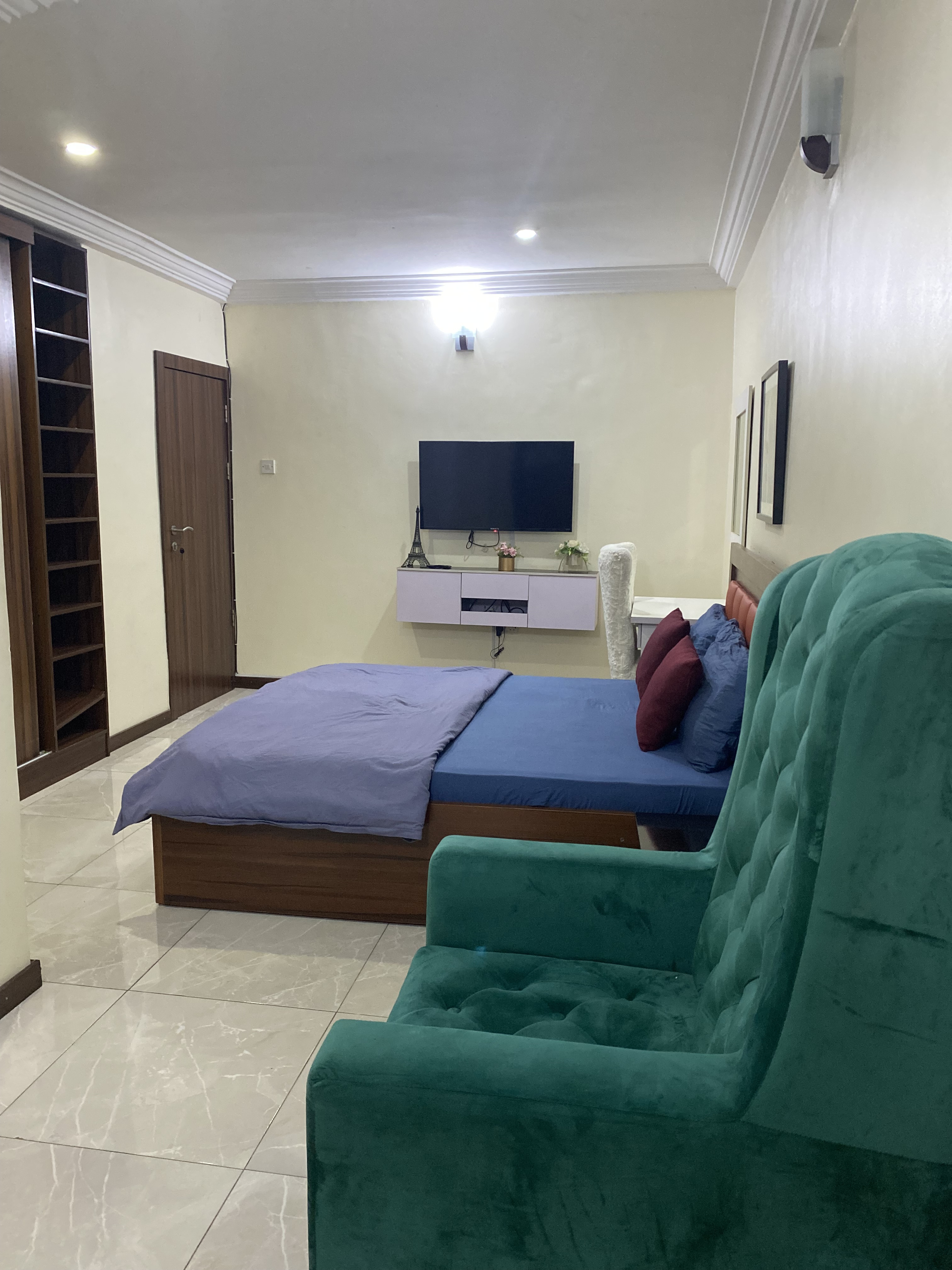 System.Collections.Generic.List`1[BluePillow.Application.SearchEngine.Dto.PhotoDto]?.ElementAt(0)?.Caption