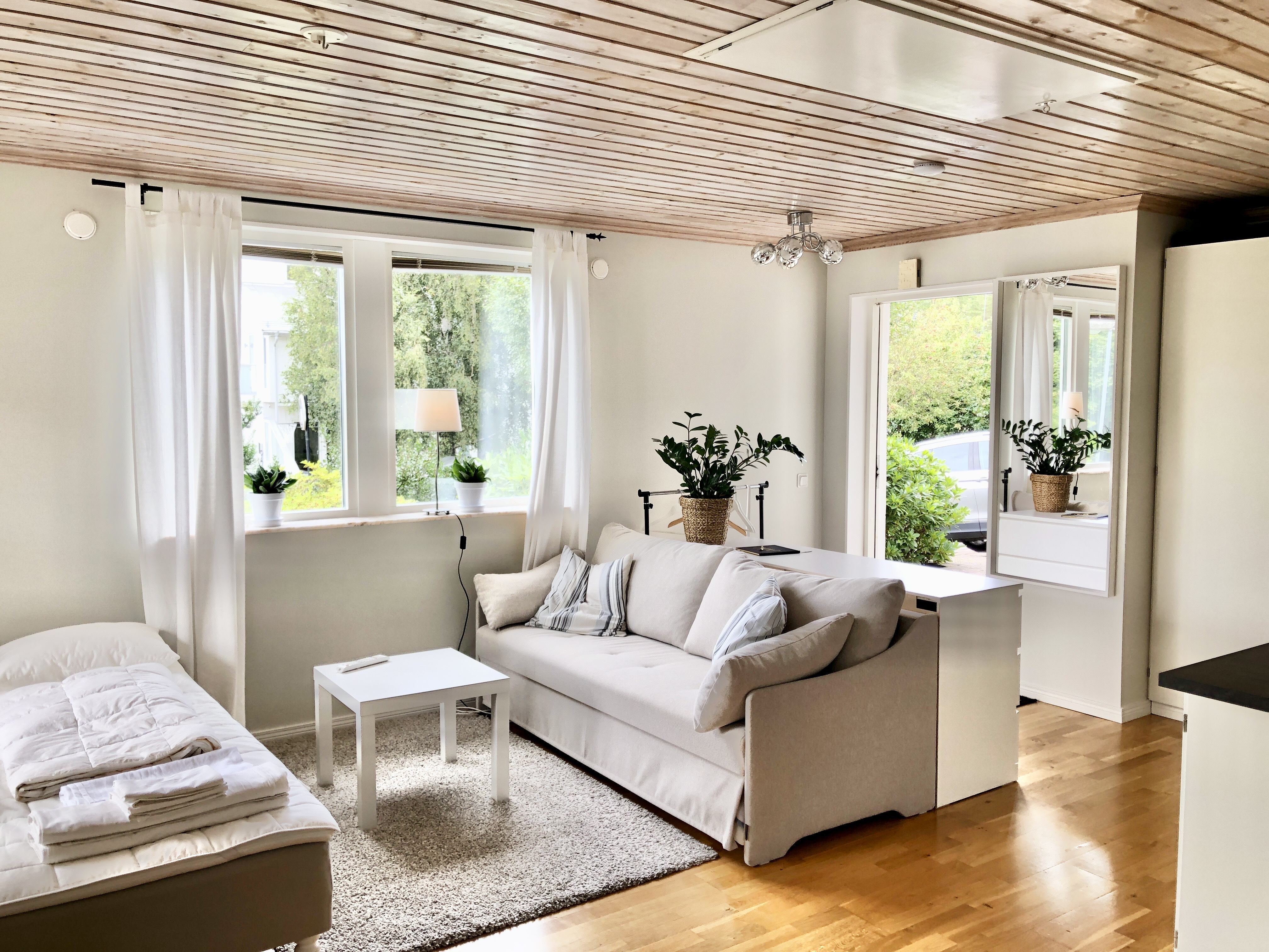 System.Collections.Generic.List`1[BluePillow.Application.SearchEngine.Dto.PhotoDto]?.ElementAt(1)?.Caption