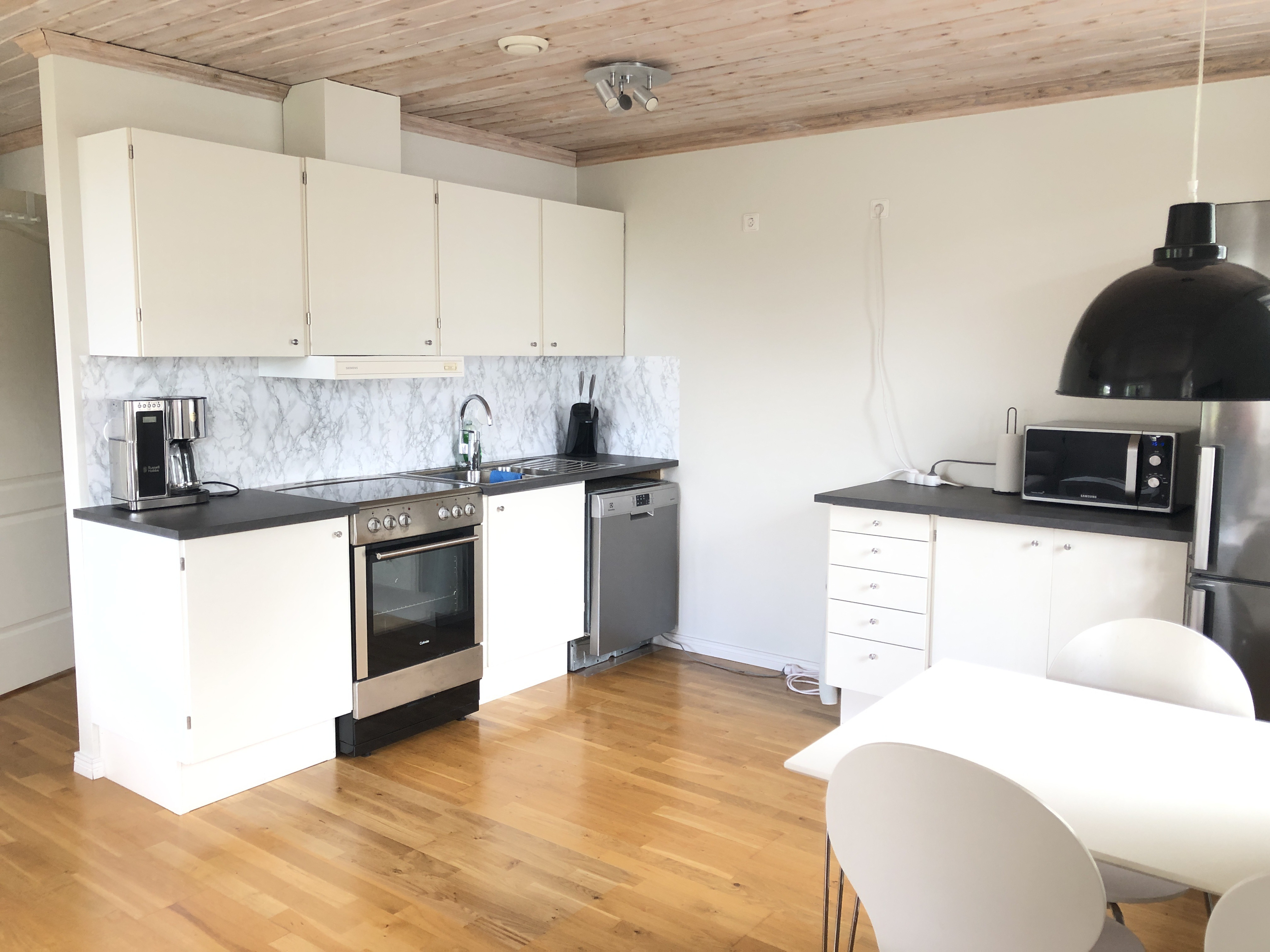 System.Collections.Generic.List`1[BluePillow.Application.SearchEngine.Dto.PhotoDto]?.ElementAt(3)?.Caption