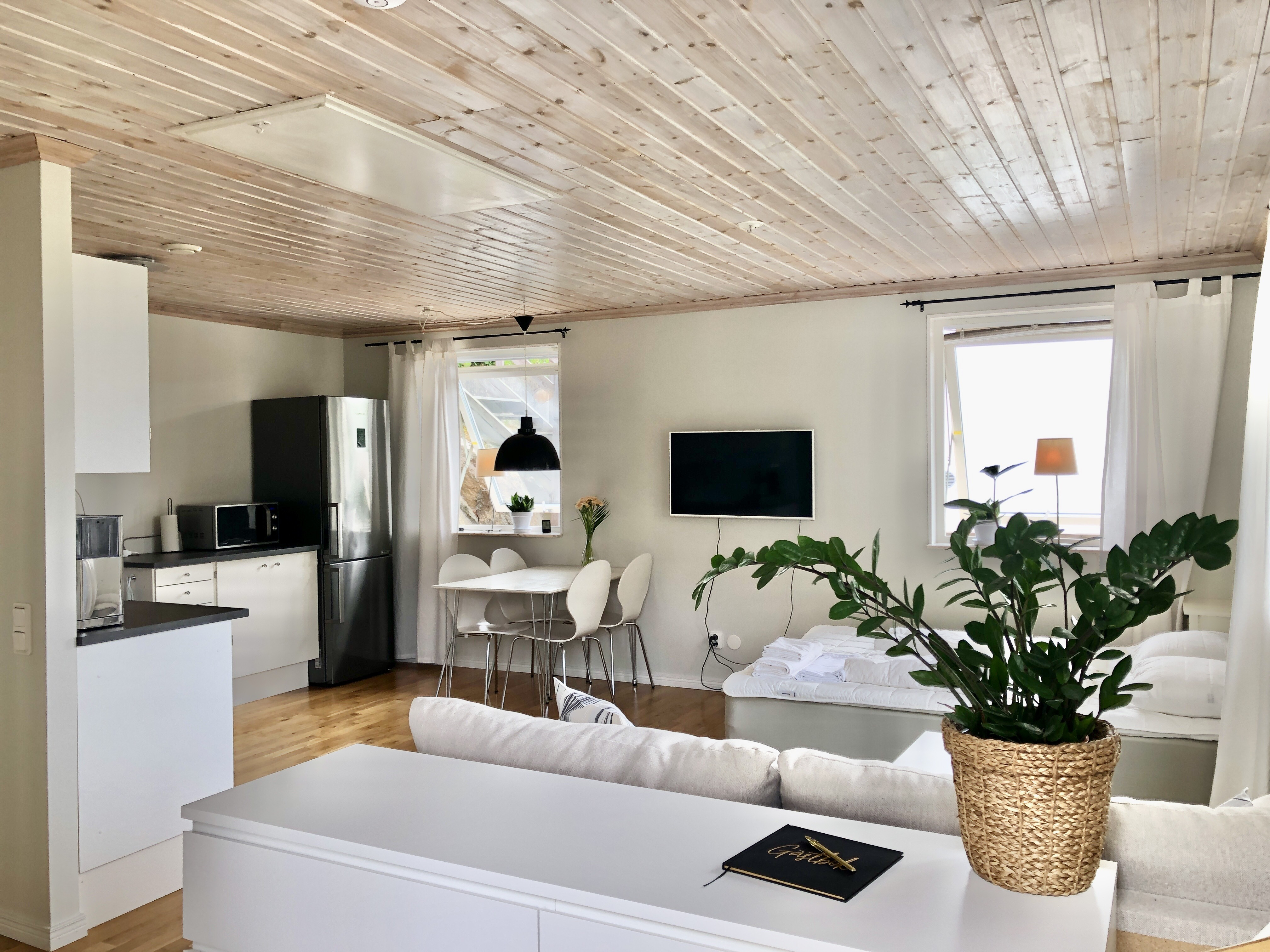 System.Collections.Generic.List`1[BluePillow.Application.SearchEngine.Dto.PhotoDto]?.ElementAt(0)?.Caption