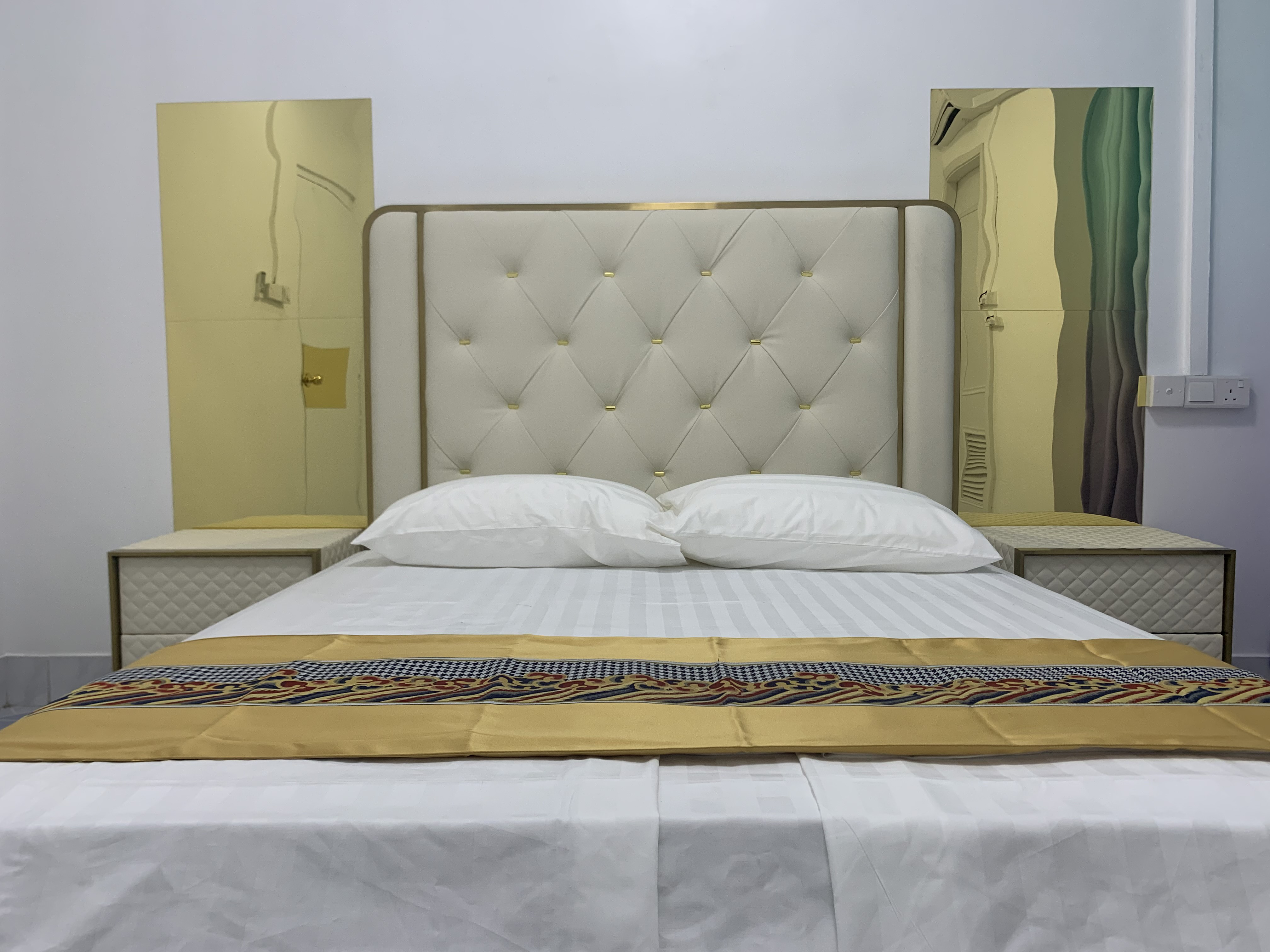 System.Collections.Generic.List`1[BluePillow.Application.SearchEngine.Dto.PhotoDto]?.ElementAt(2)?.Caption