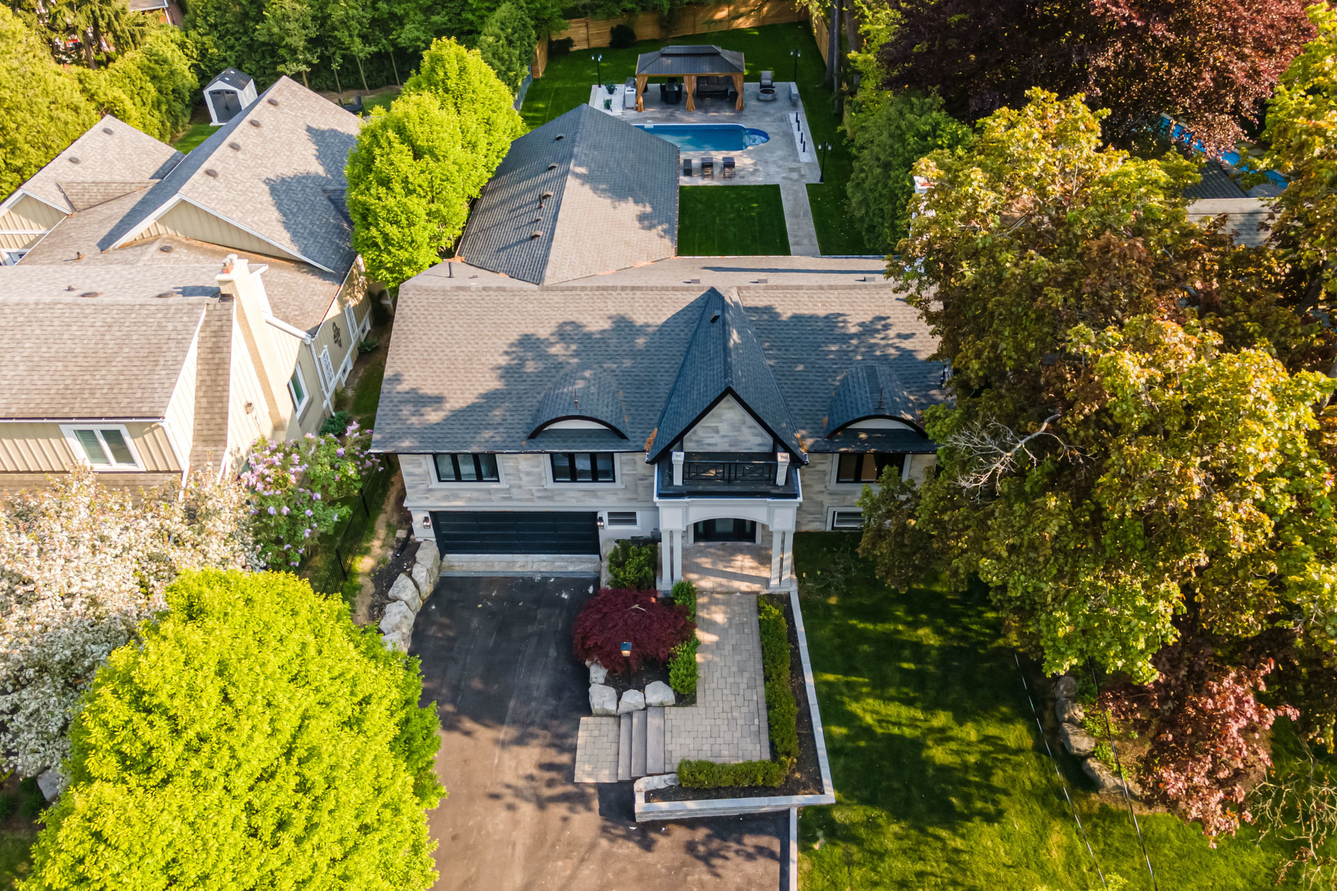 System.Collections.Generic.List`1[BluePillow.Application.SearchEngine.Dto.PhotoDto]?.ElementAt(2)?.Caption